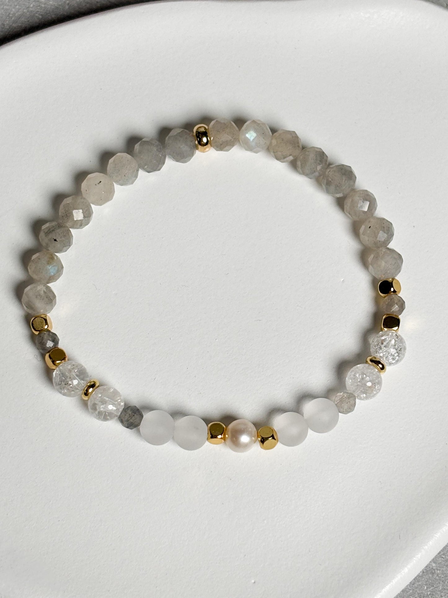 Elastisches Perlenarmband Labradorit facettiert 4mm & 6mm mit Bergkristall, Süßwasserperle, goldene Zwischenteile