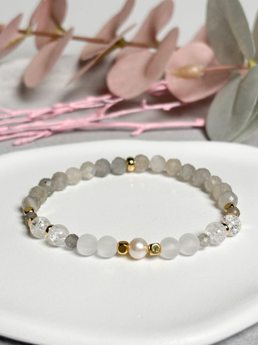 Elastisches Perlenarmband Labradorit facettiert 4mm & 6mm mit Bergkristall, Süßwasserperle, goldene Zwischenteile