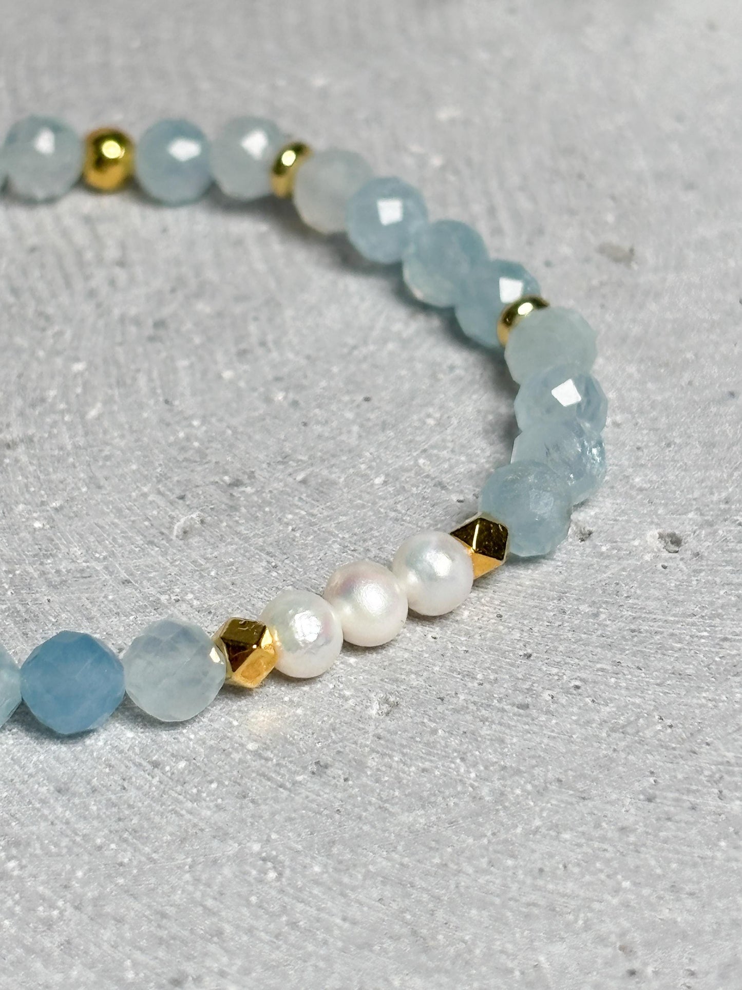 Elastisches Armband mit facettierten Aquamarin 6mm Perlen und 4mm Süßwasserperlen Goldakzenten zart edel