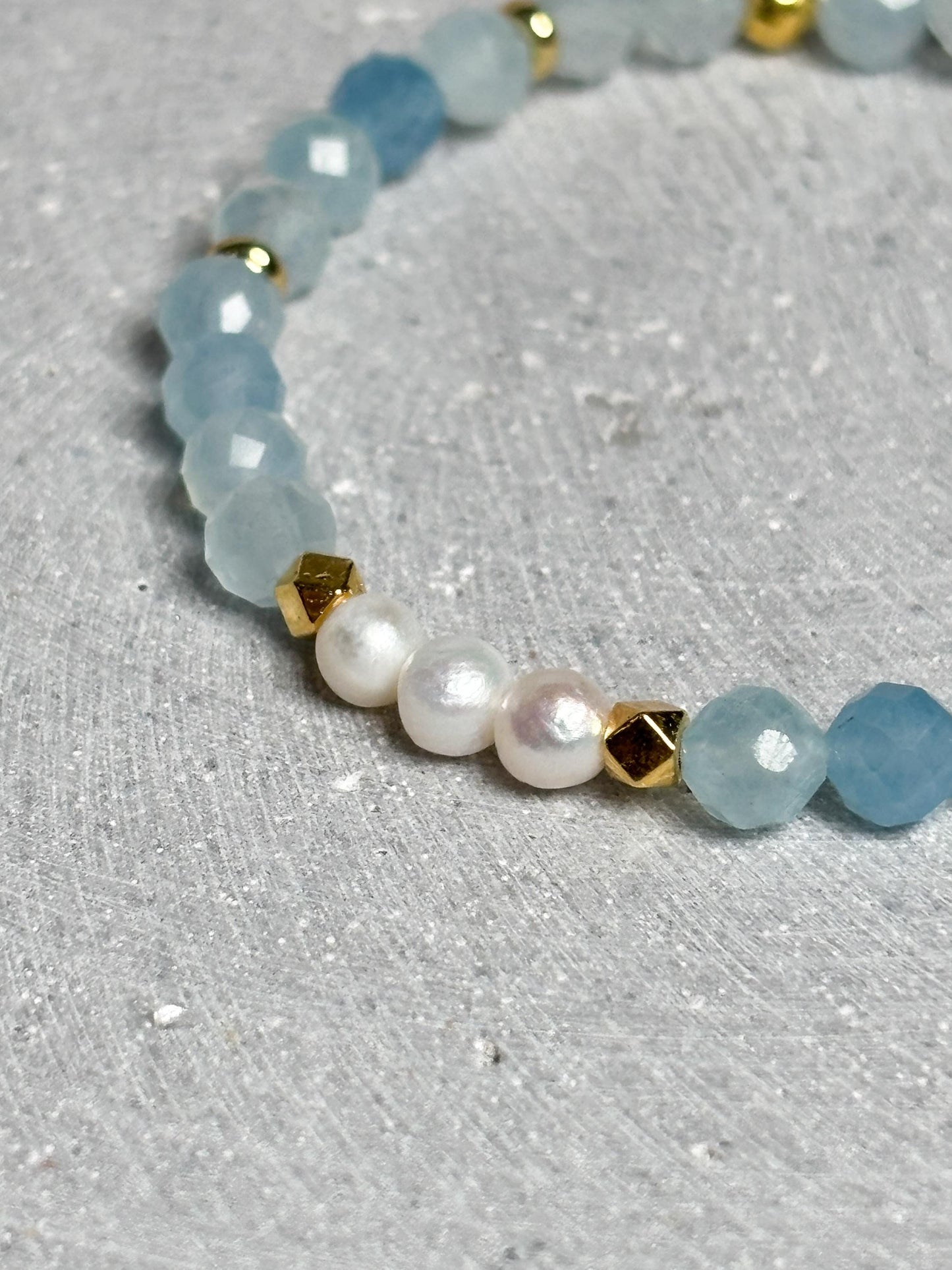 Elastisches Armband mit facettierten Aquamarin 6mm Perlen und 4mm Süßwasserperlen Goldakzenten zart edel