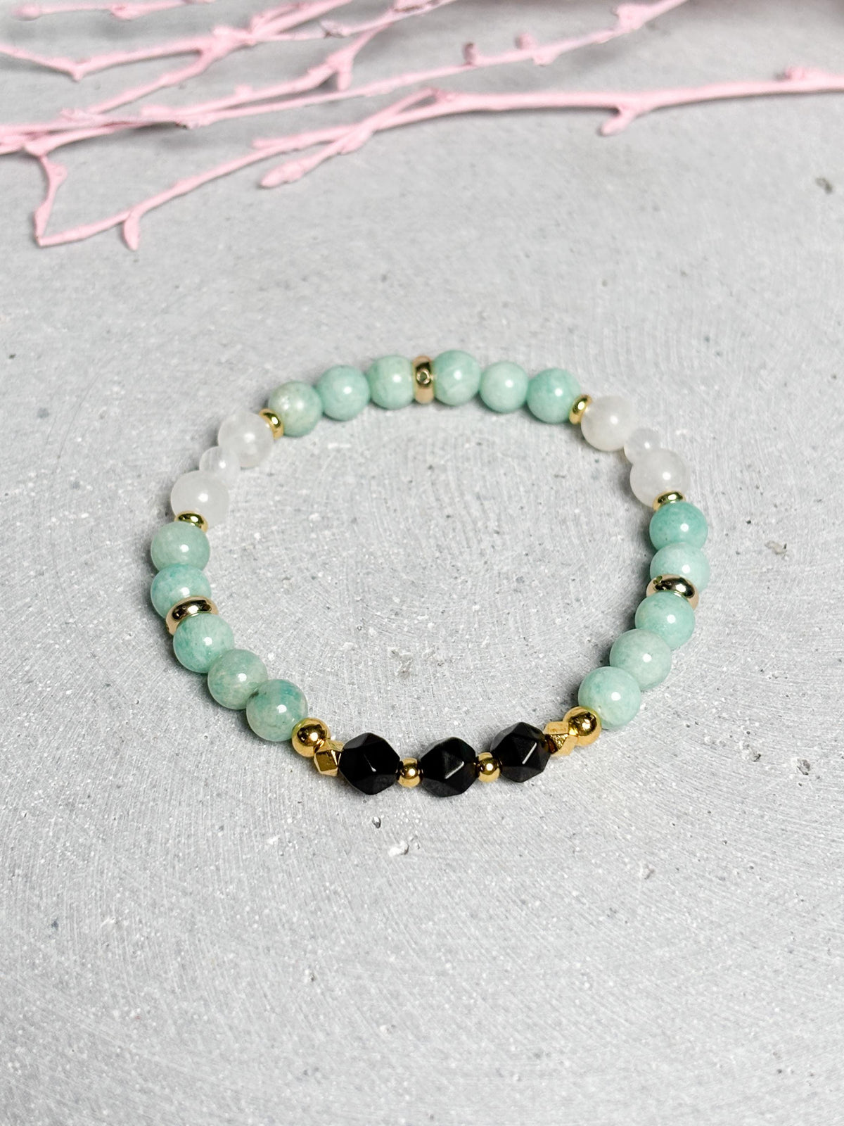 Elastisches Edelsteinarmband aus Amazonit, Mondstein und facettiertem Onyx mit Goldakzenten