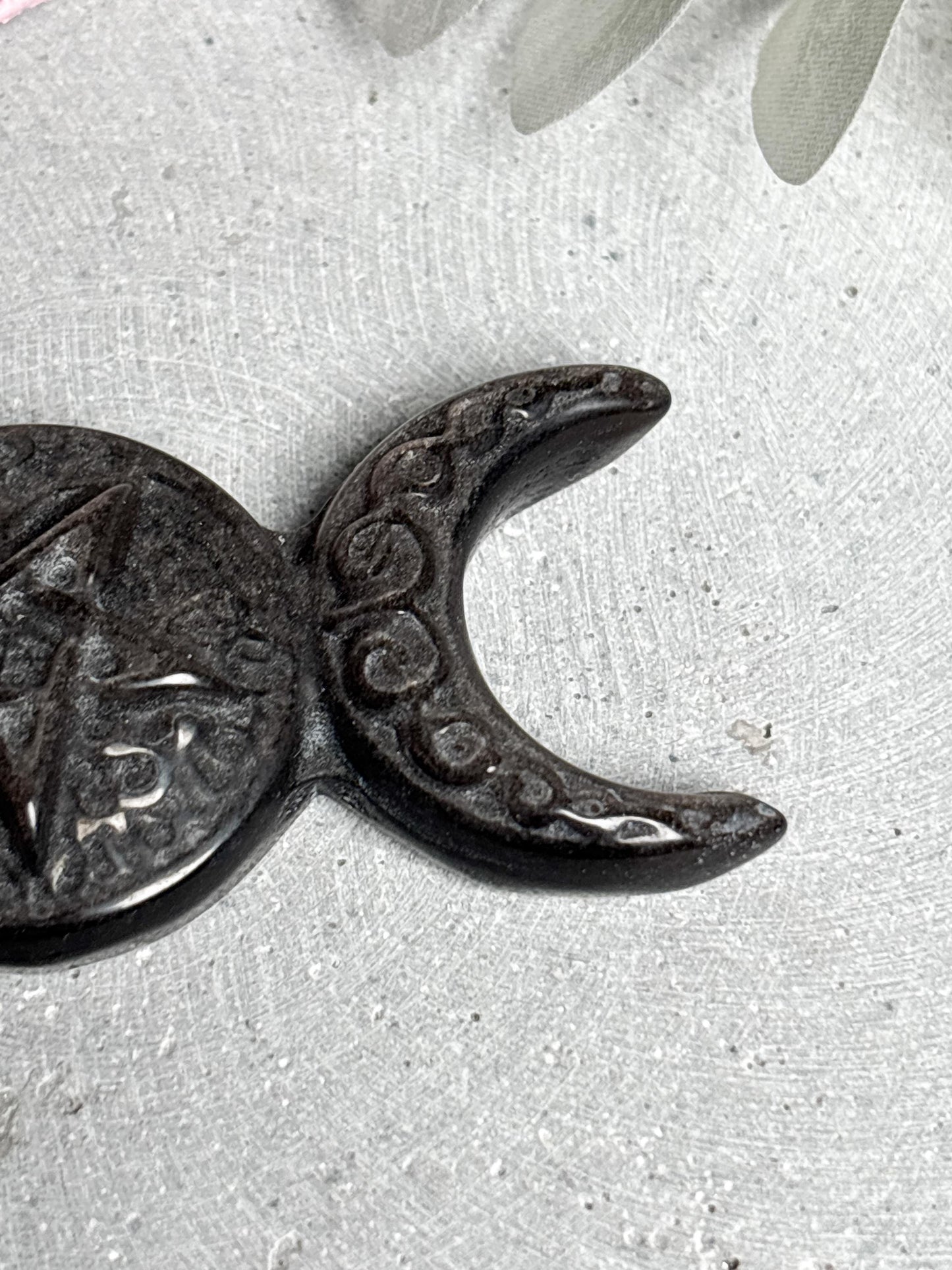 Obsidian Mondphasen Carving 8 cm  schwarzer Naturstein, Mondsymbol, polierte Dekofigur