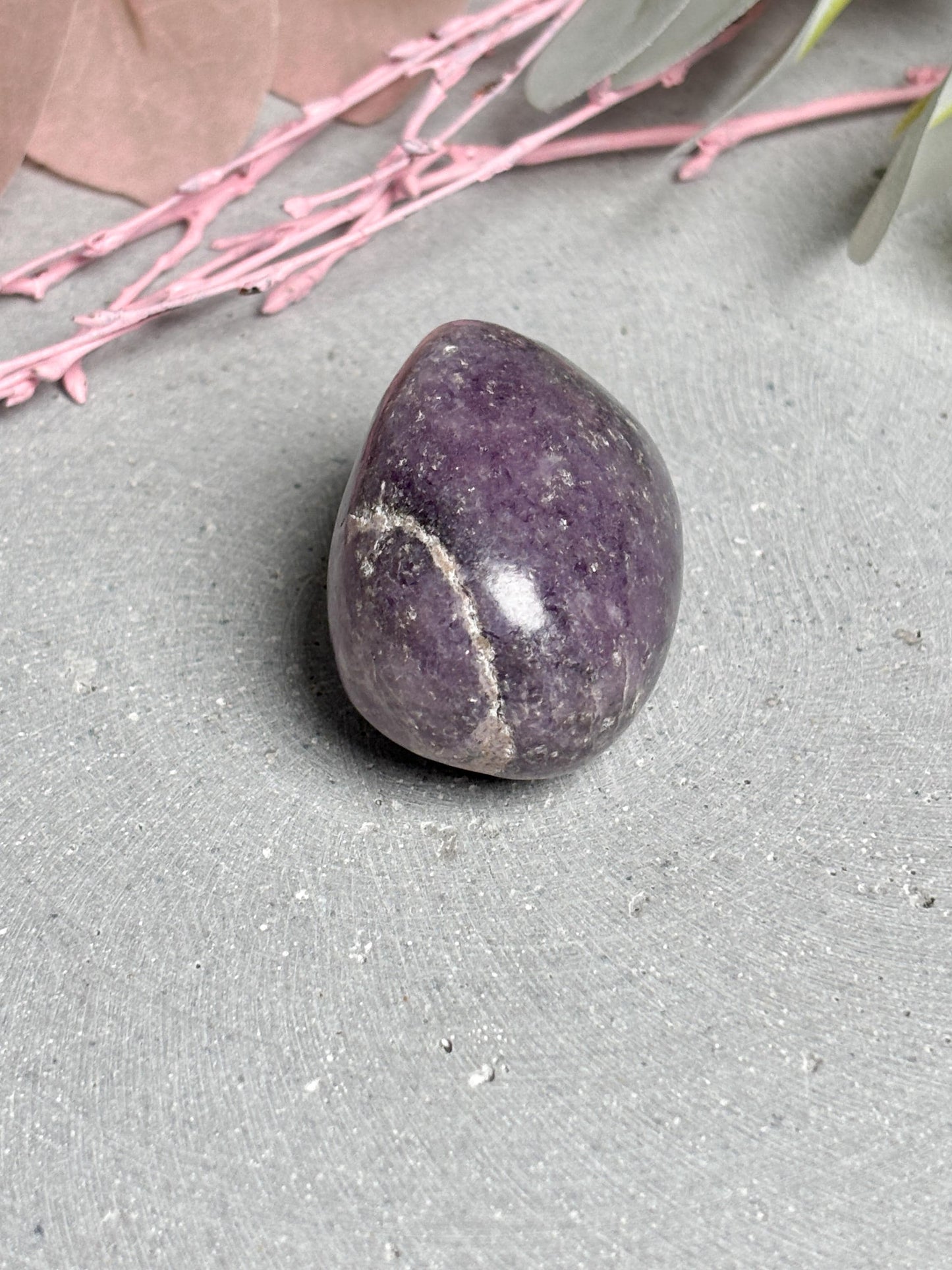 Großer Lepidolith Trommelstein ca. 4 cm polierter Naturstein in zartem Lila Einzelstück zur Dekoration