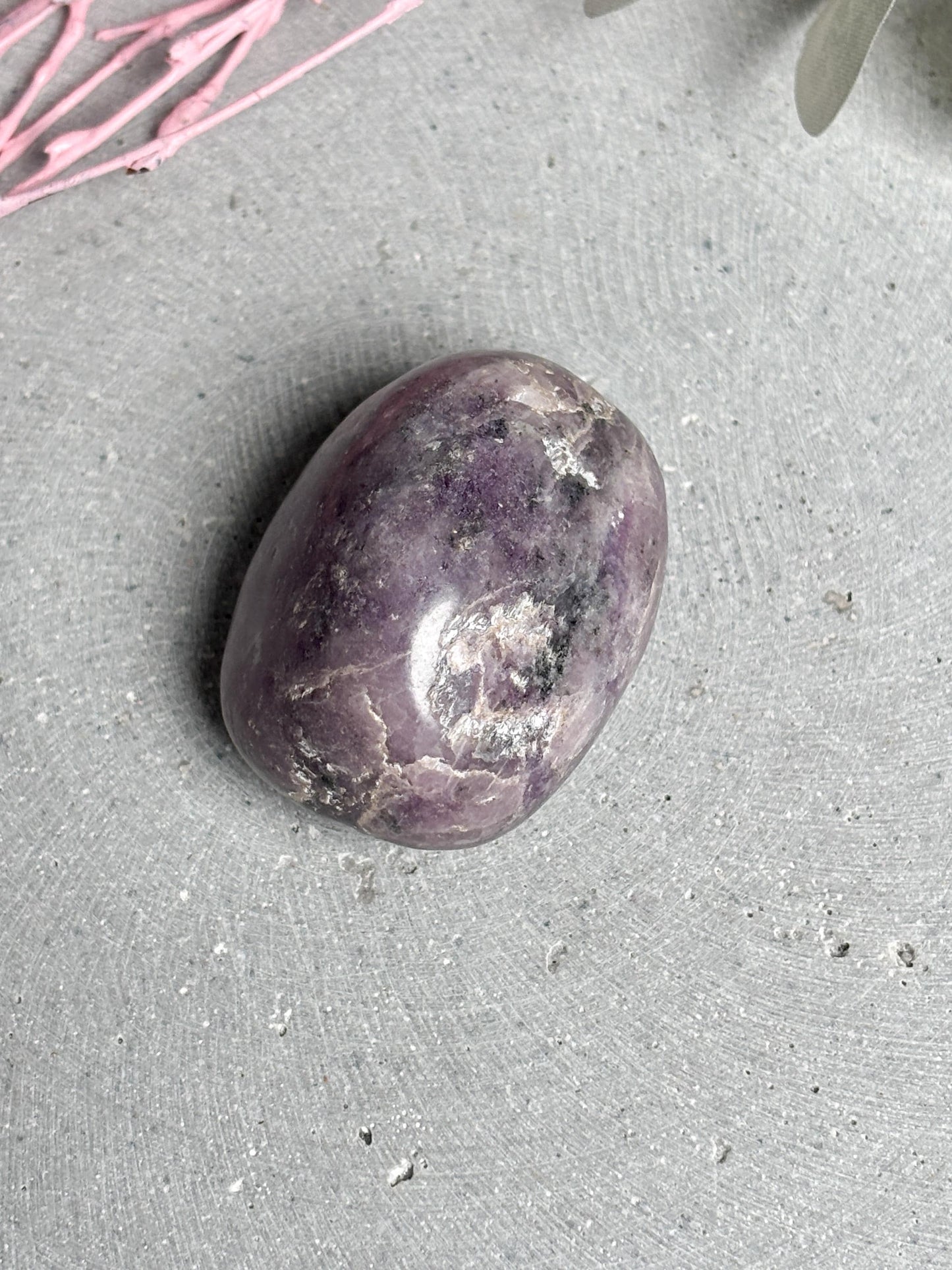 Großer Lepidolith Trommelstein ca. 4 cm polierter Naturstein in zartem Lila Einzelstück zur Dekoration
