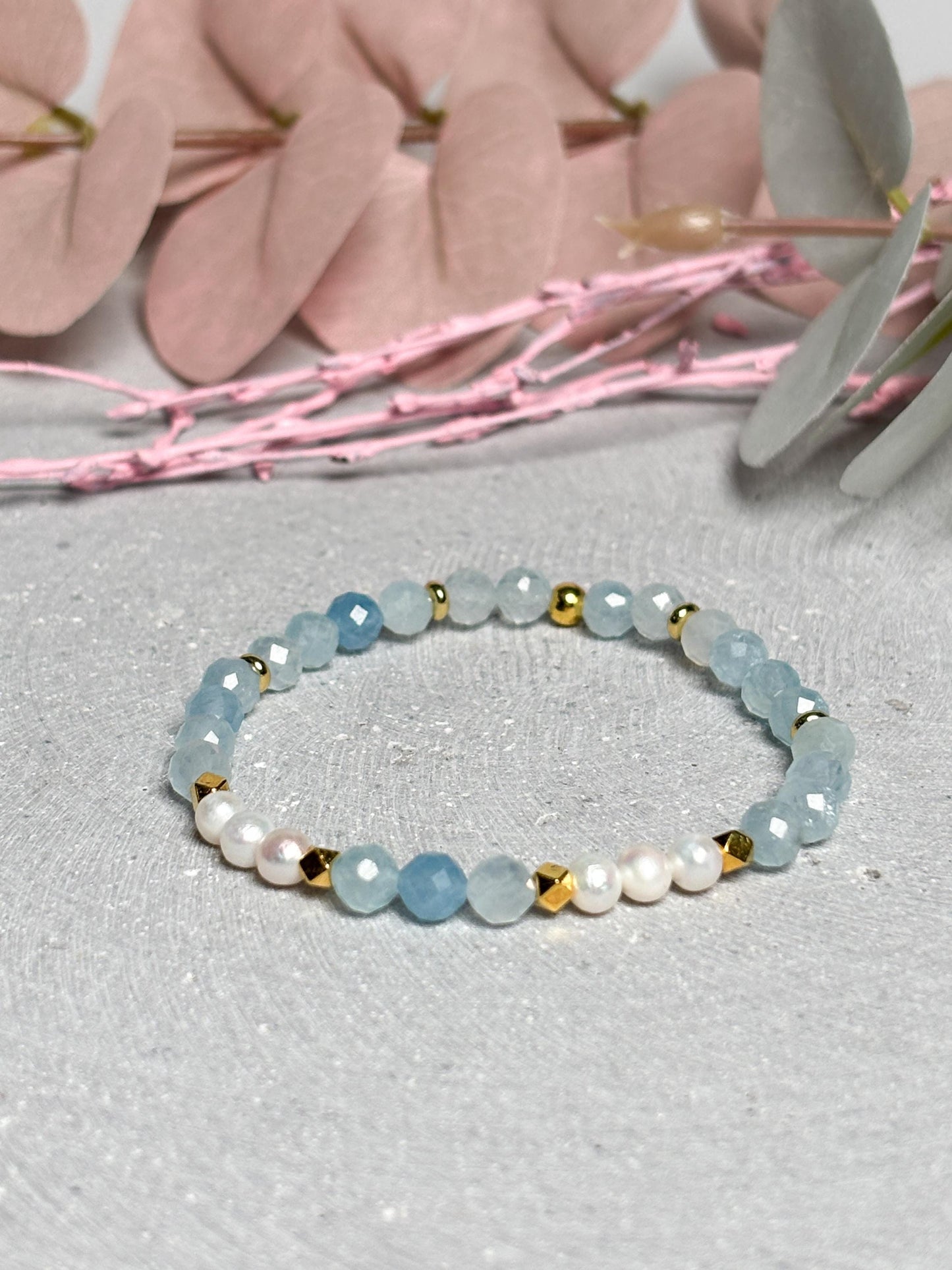 Elastisches Armband mit facettierten Aquamarin 6mm Perlen und 4mm Süßwasserperlen Goldakzenten zart edel