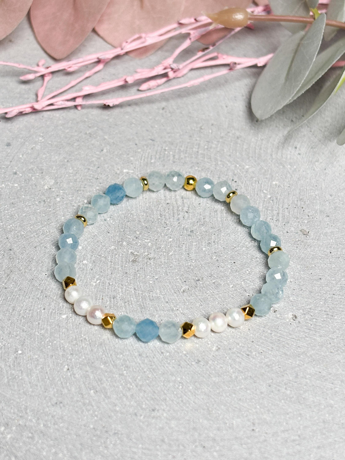 Elastisches Armband mit facettierten Aquamarin 6mm Perlen und 4mm Süßwasserperlen Goldakzenten zart edel