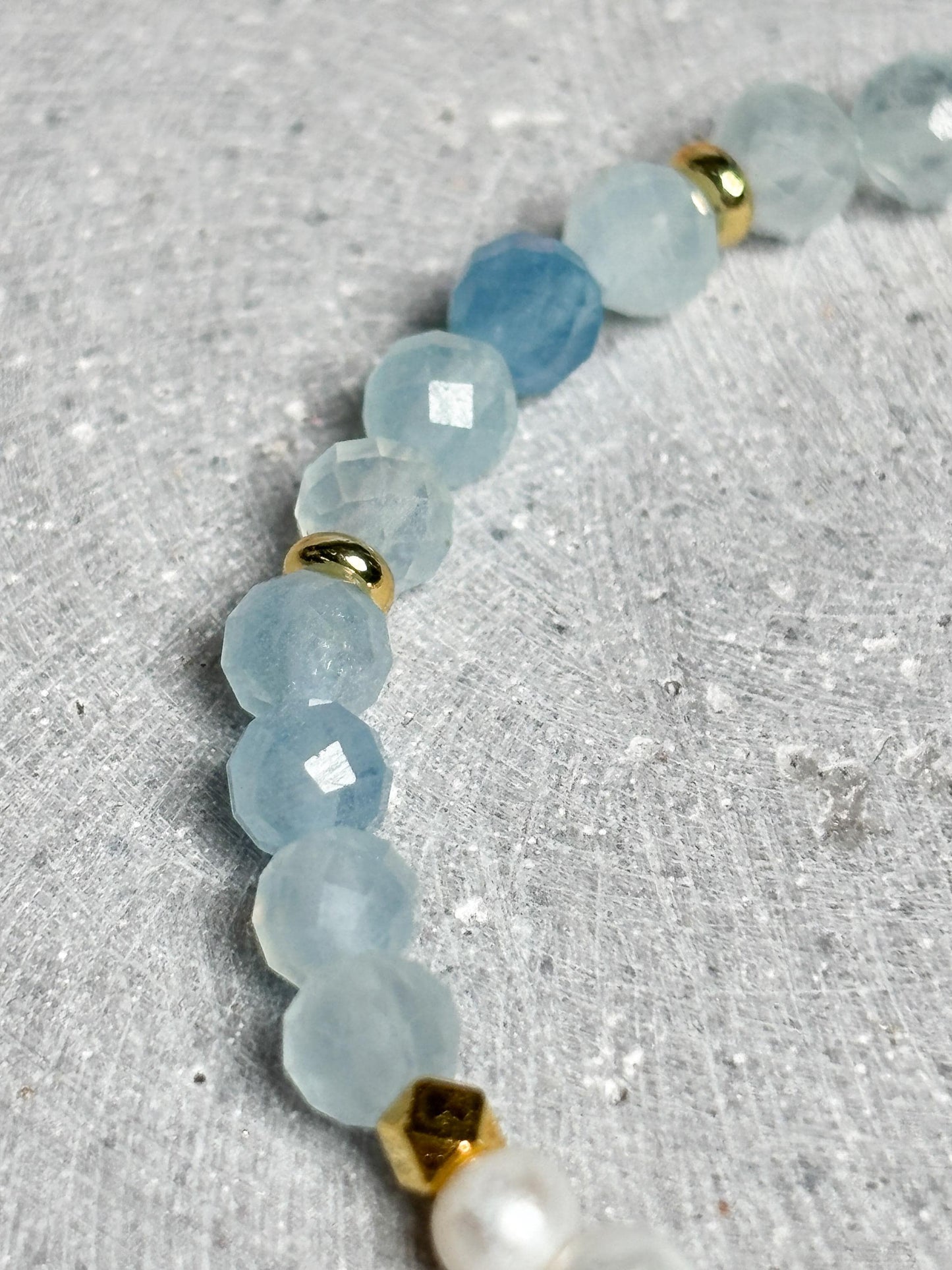 Elastisches Armband mit facettierten Aquamarin 6mm Perlen und 4mm Süßwasserperlen Goldakzenten zart edel