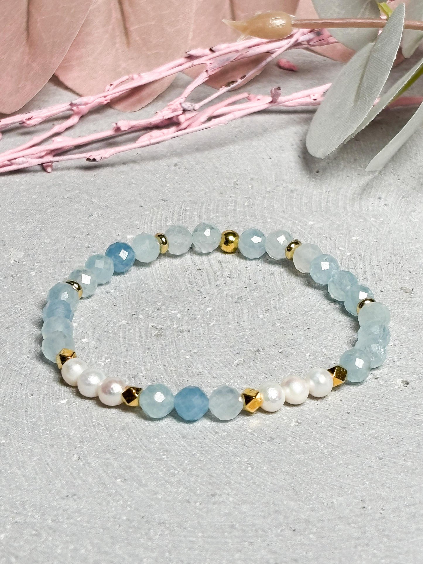 Elastisches Armband mit facettierten Aquamarin 6mm Perlen und 4mm Süßwasserperlen Goldakzenten zart edel