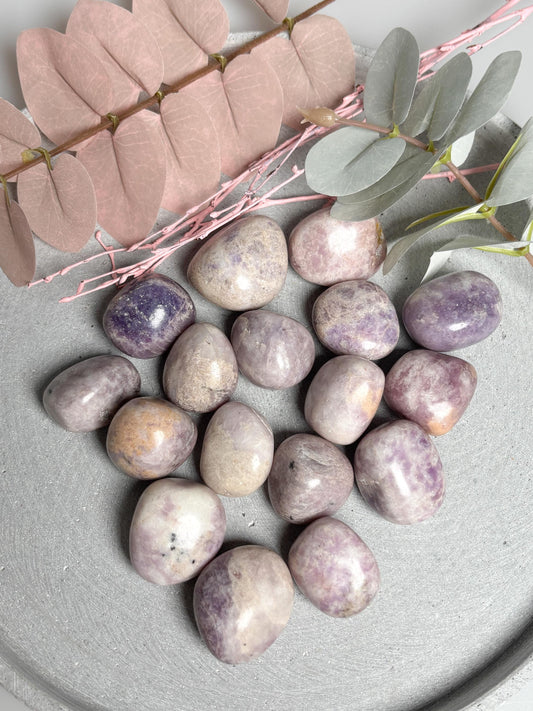 Lepidolith Trommelsteine zart lila  polierte Natursteine zur Ruhe & Entspannung  Größe ca. 33,6 cm
