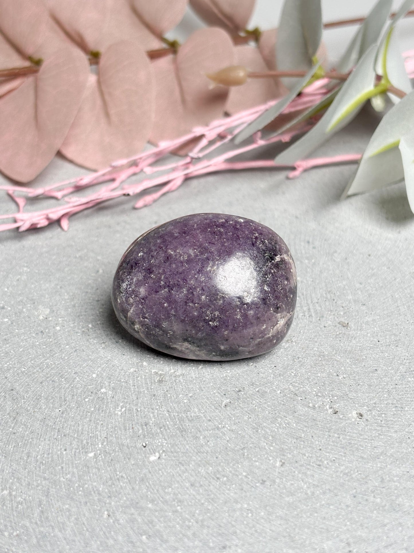 Großer Lepidolith Trommelstein ca. 4 cm polierter Naturstein in zartem Lila Einzelstück zur Dekoration