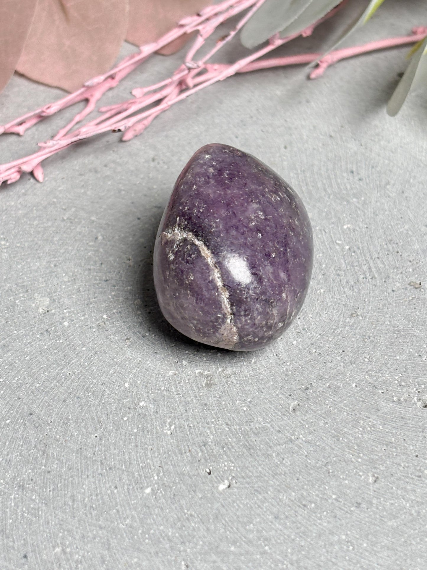 Großer Lepidolith Trommelstein ca. 4 cm polierter Naturstein in zartem Lila Einzelstück zur Dekoration