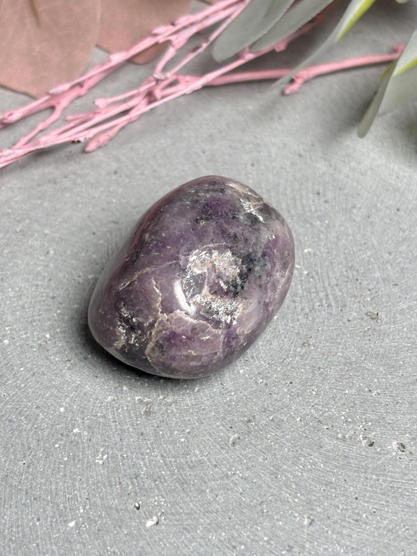 Großer Lepidolith Trommelstein ca. 4 cm polierter Naturstein in zartem Lila Einzelstück zur Dekoration