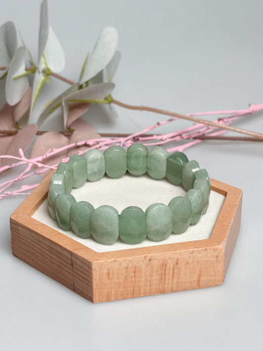 Grüner Aventurin Armreif mit facettierten quadratischen Perlen, weich poliert, ca. 1,5 × 1,1 cm