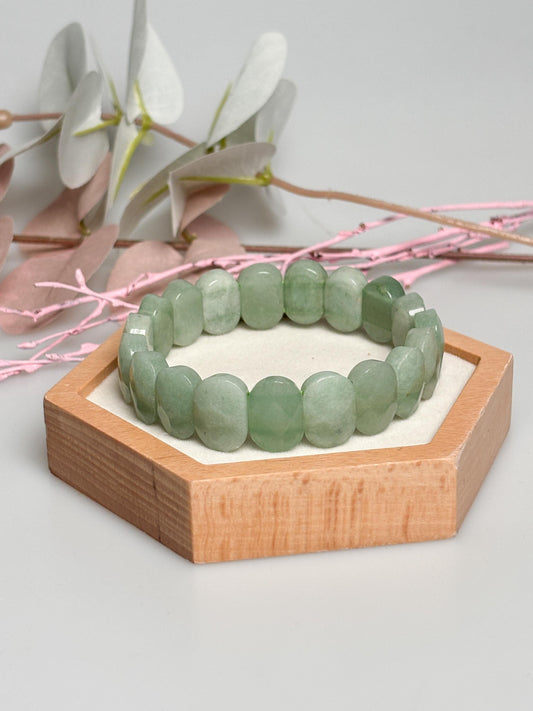 Grüner Aventurin Armreif mit facettierten quadratischen Perlen, weich poliert, ca. 1,5 × 1,1 cm