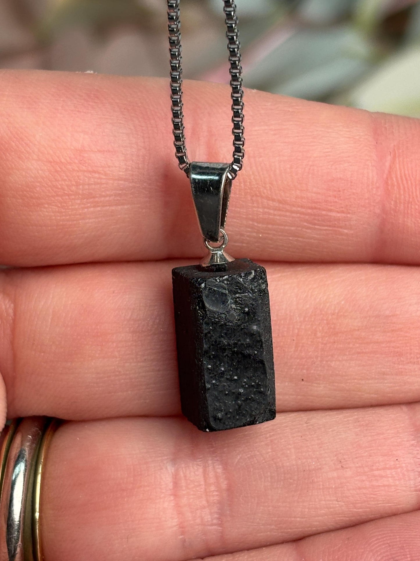 Schwarzer Turmalin Anhänger rechteckig ca. 1,6 cm Naturstein Kettenanhänger roh Edelstein Schmuck