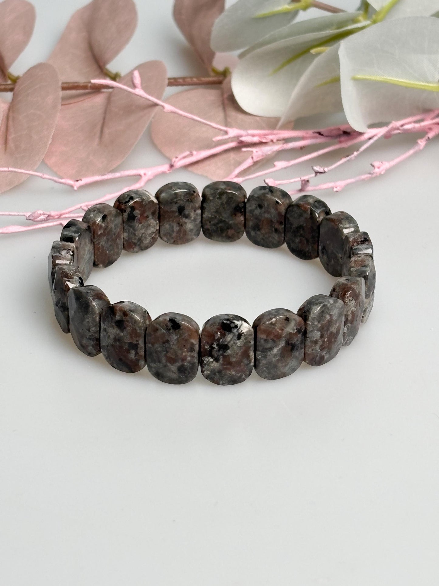 Yooperlite Armband elastisch facettierte Perlen ca. 1,5 x 1,1 cm Naturstein Edelsteinarmband grau schwarz
