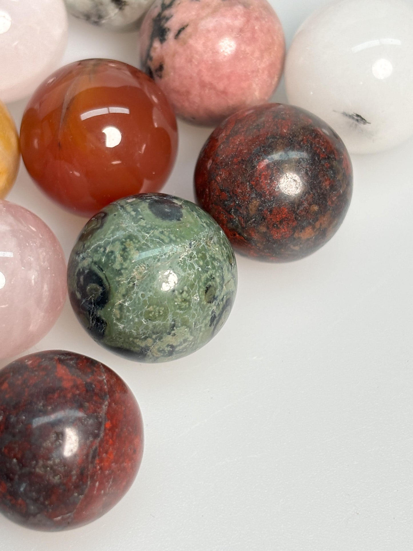 Kristallkugeln 2 cm verschiedene Steine schwarzer Mondstein Rhodonit Rosenquarz Bergkristall Naturstein Kugel