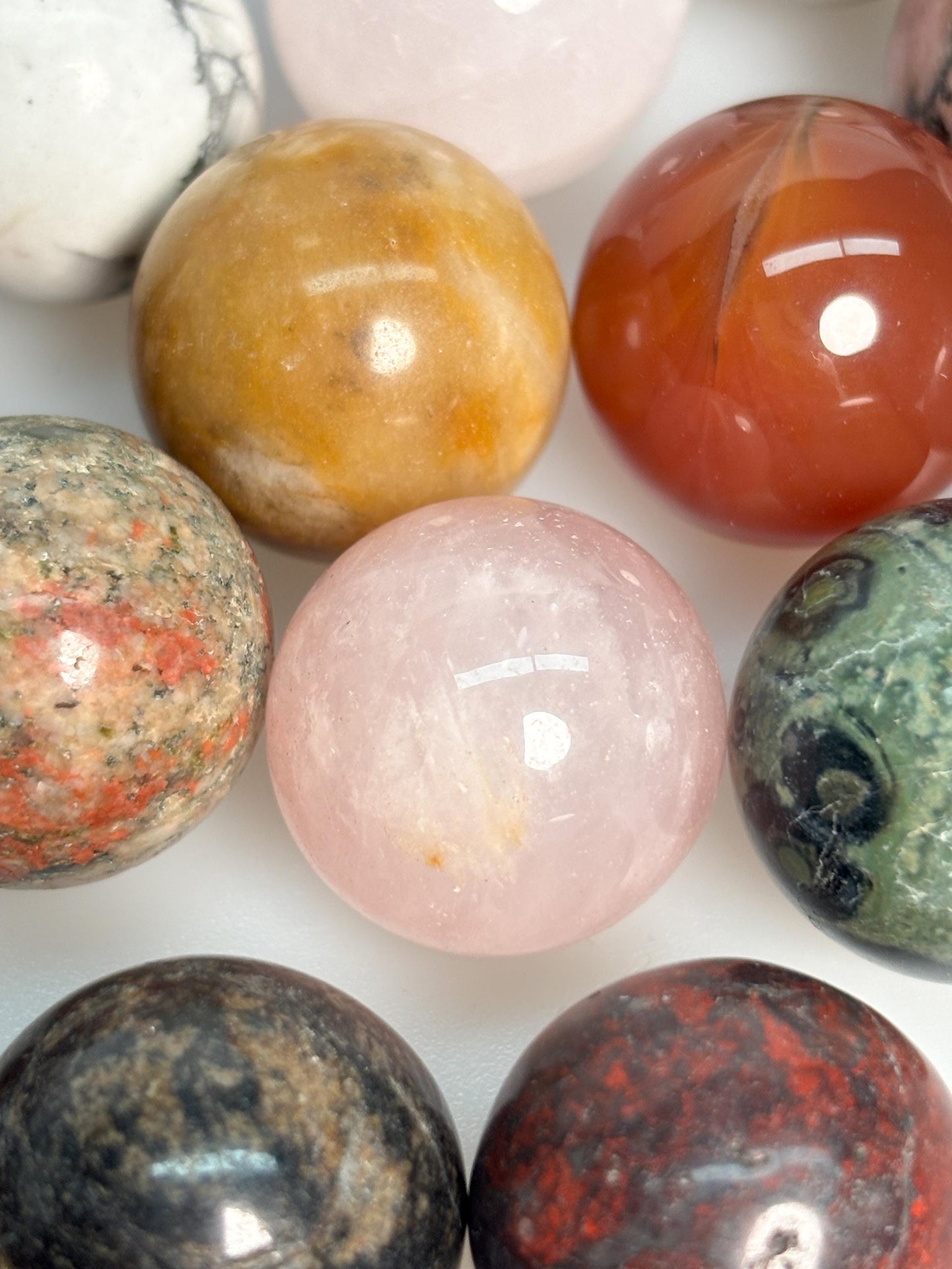 Kristallkugeln 2 cm verschiedene Steine schwarzer Mondstein Rhodonit Rosenquarz Bergkristall Naturstein Kugel