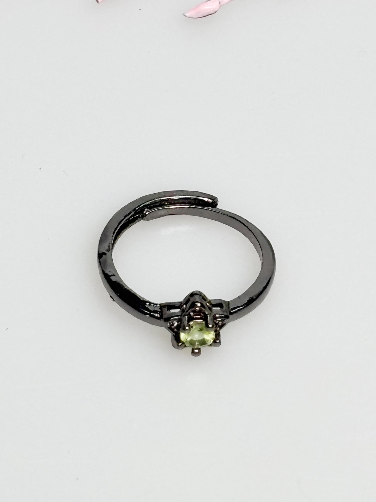 Edelstahlring dunkel Stern Design mit Peridot Stein größenverstellbar Ring grün Edelsteinring