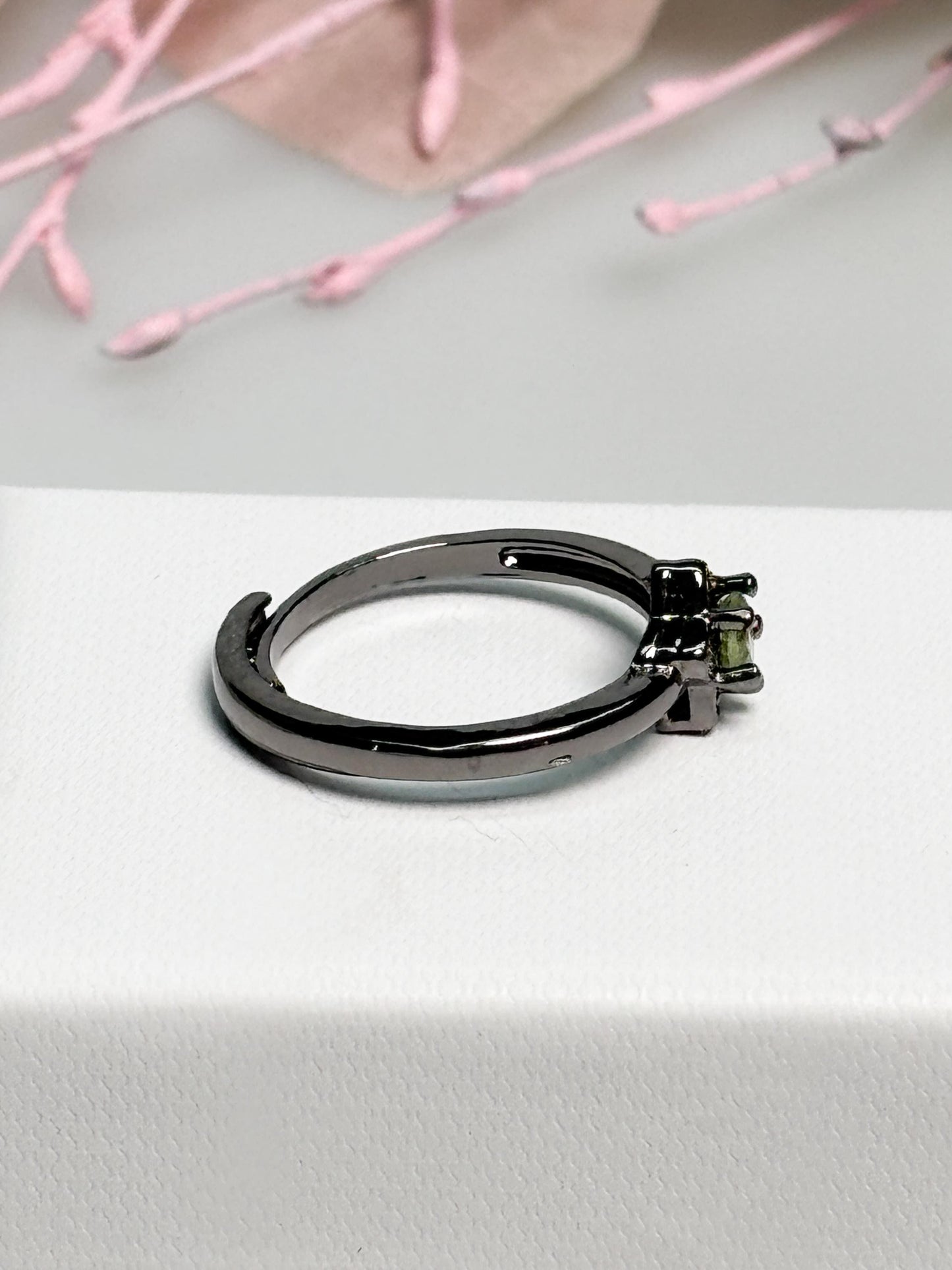 Edelstahlring dunkel Stern Design mit Peridot Stein größenverstellbar Ring grün Edelsteinring
