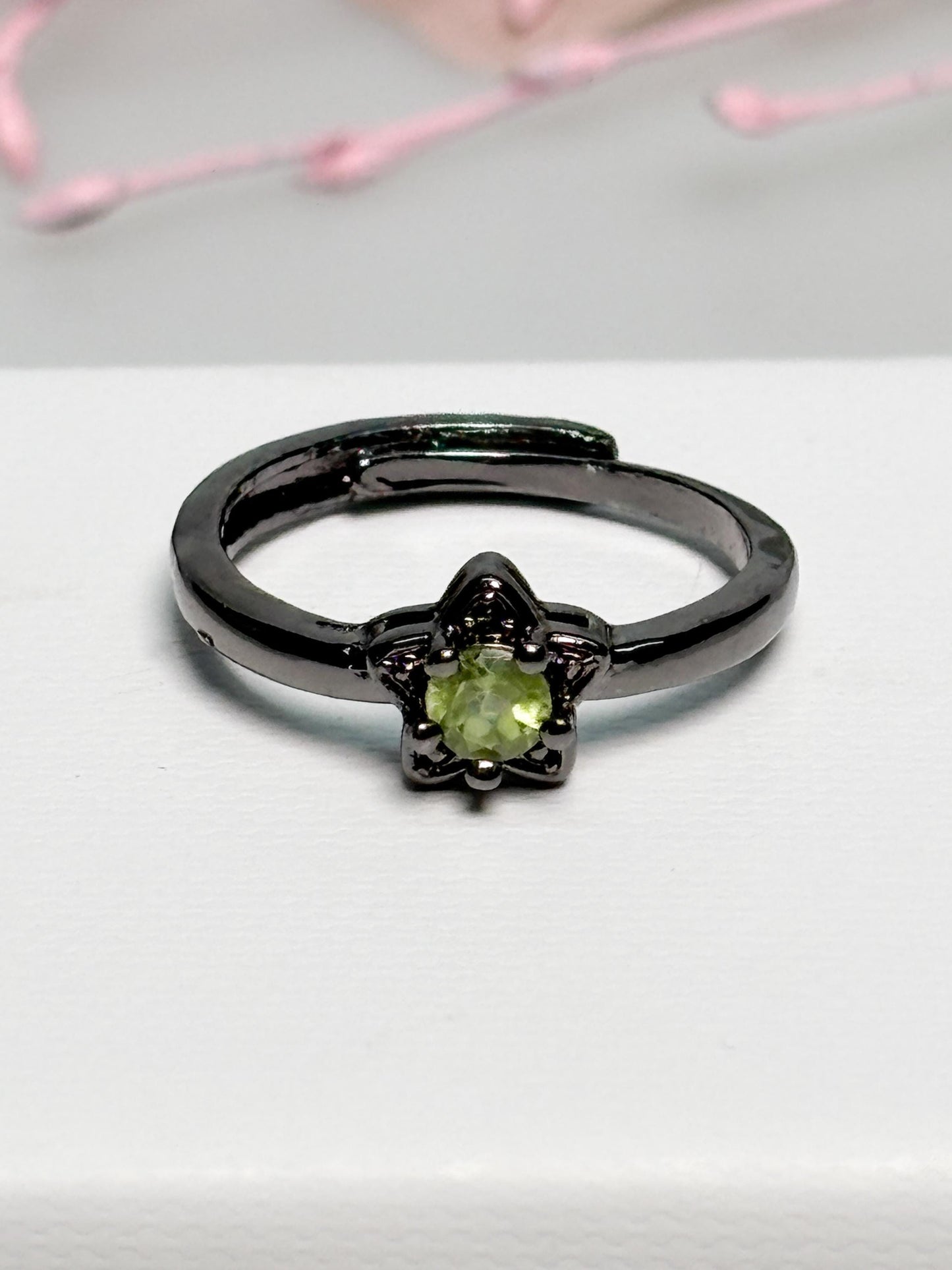 Edelstahlring dunkel Stern Design mit Peridot Stein größenverstellbar Ring grün Edelsteinring