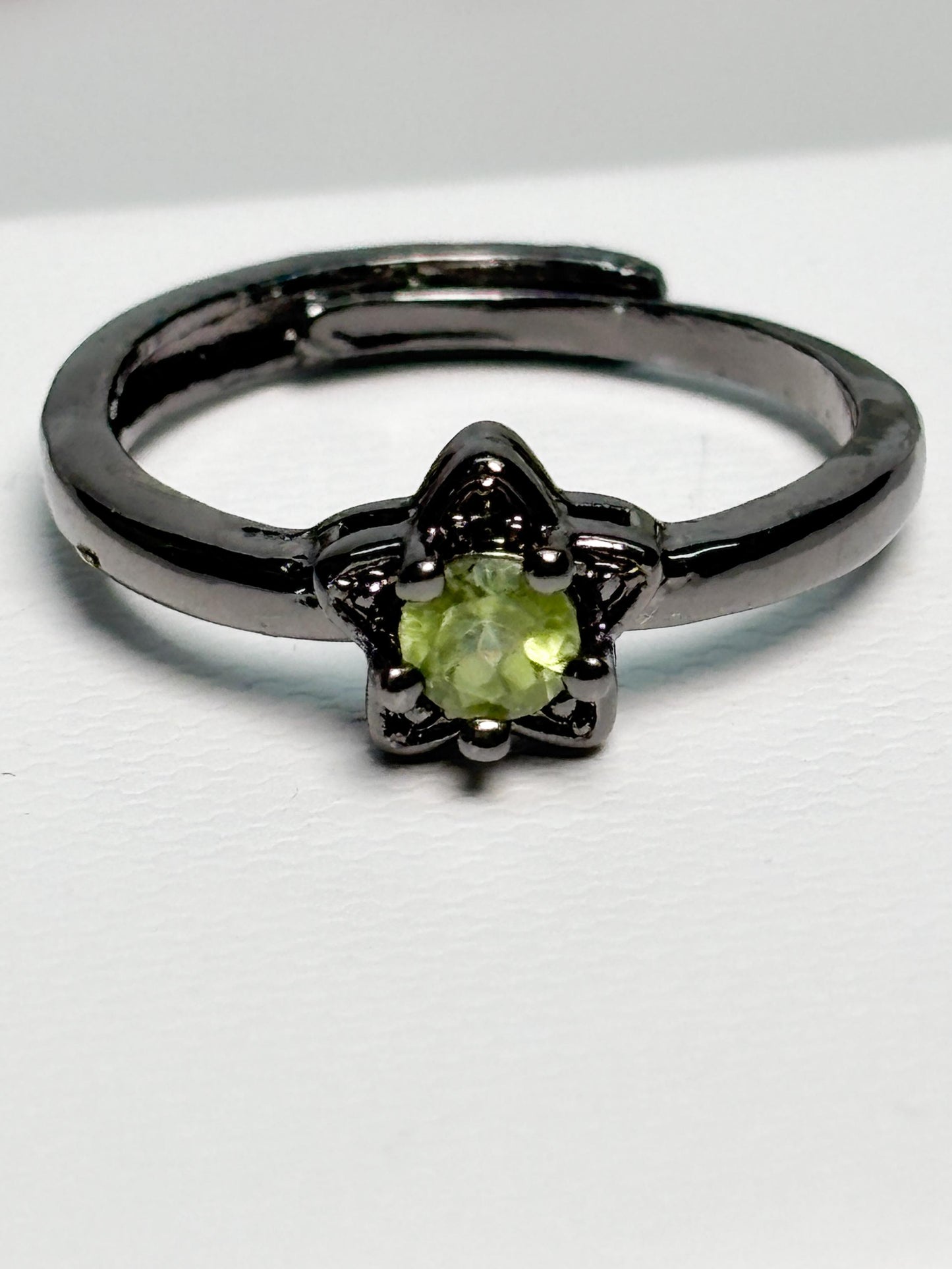 Edelstahlring dunkel Stern Design mit Peridot Stein größenverstellbar Ring grün Edelsteinring