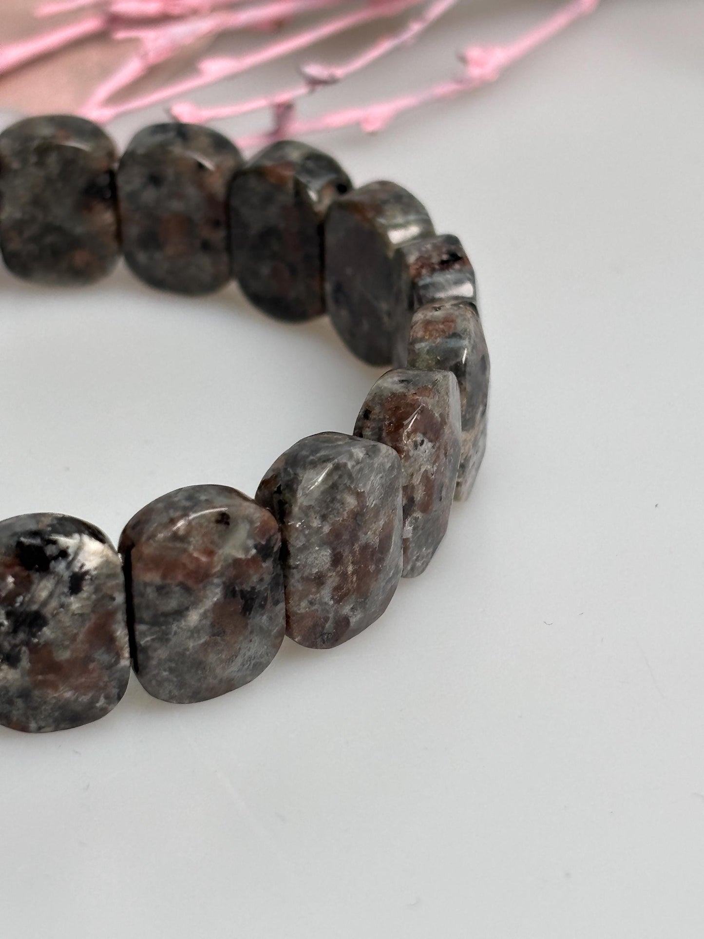 Yooperlite Armband elastisch facettierte Perlen ca. 1,5 x 1,1 cm Naturstein Edelsteinarmband grau schwarz