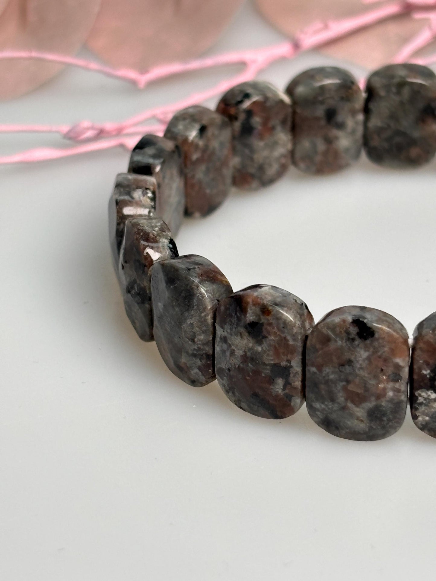 Yooperlite Armband elastisch facettierte Perlen ca. 1,5 x 1,1 cm Naturstein Edelsteinarmband grau schwarz
