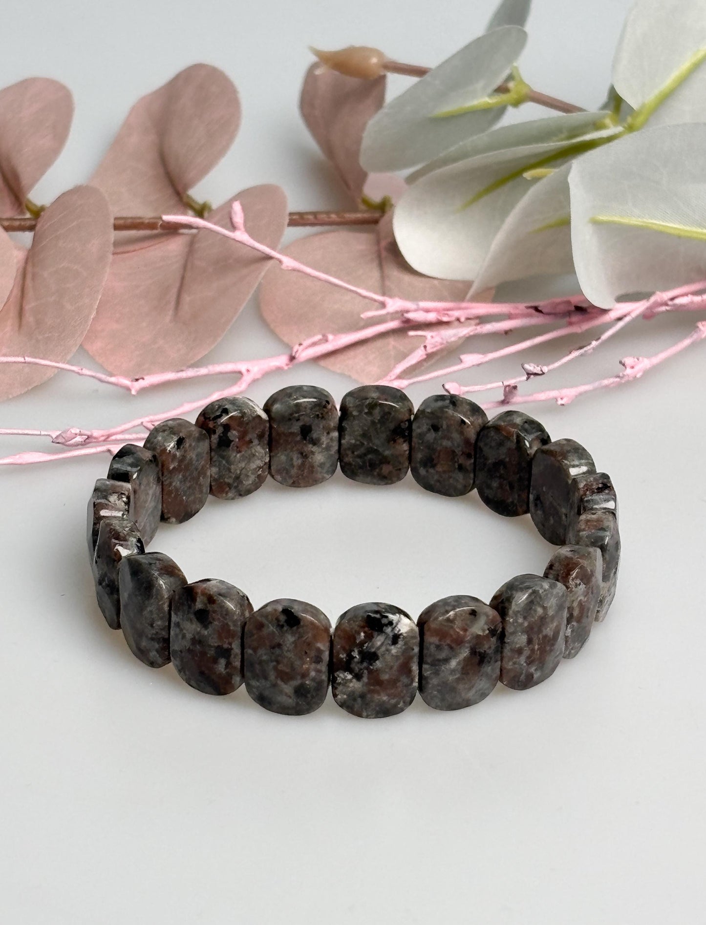 Yooperlite Armband elastisch facettierte Perlen ca. 1,5 x 1,1 cm Naturstein Edelsteinarmband grau schwarz