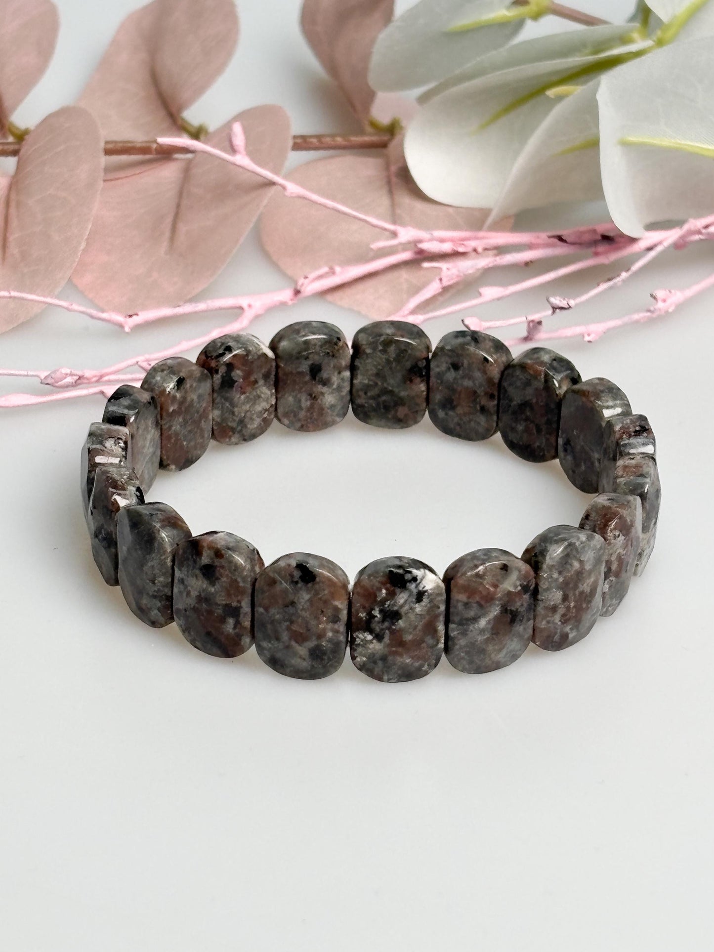Yooperlite Armband elastisch facettierte Perlen ca. 1,5 x 1,1 cm Naturstein Edelsteinarmband grau schwarz