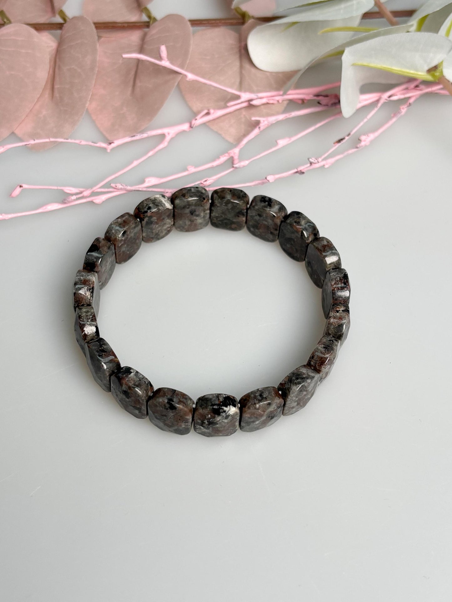 Yooperlite Armband elastisch facettierte Perlen ca. 1,5 x 1,1 cm Naturstein Edelsteinarmband grau schwarz
