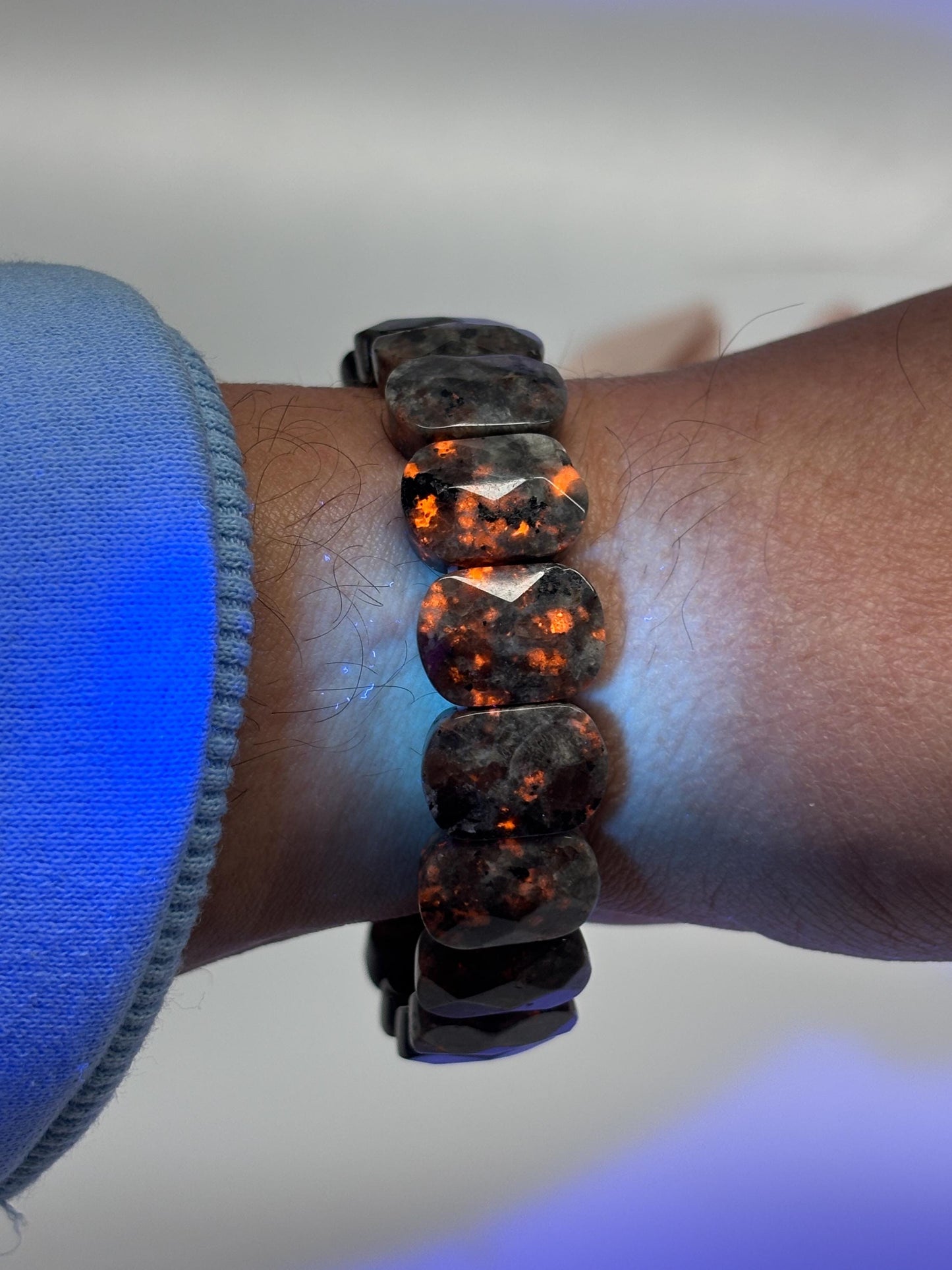 Yooperlite Armband elastisch facettierte Perlen ca. 1,5 x 1,1 cm Naturstein Edelsteinarmband grau schwarz