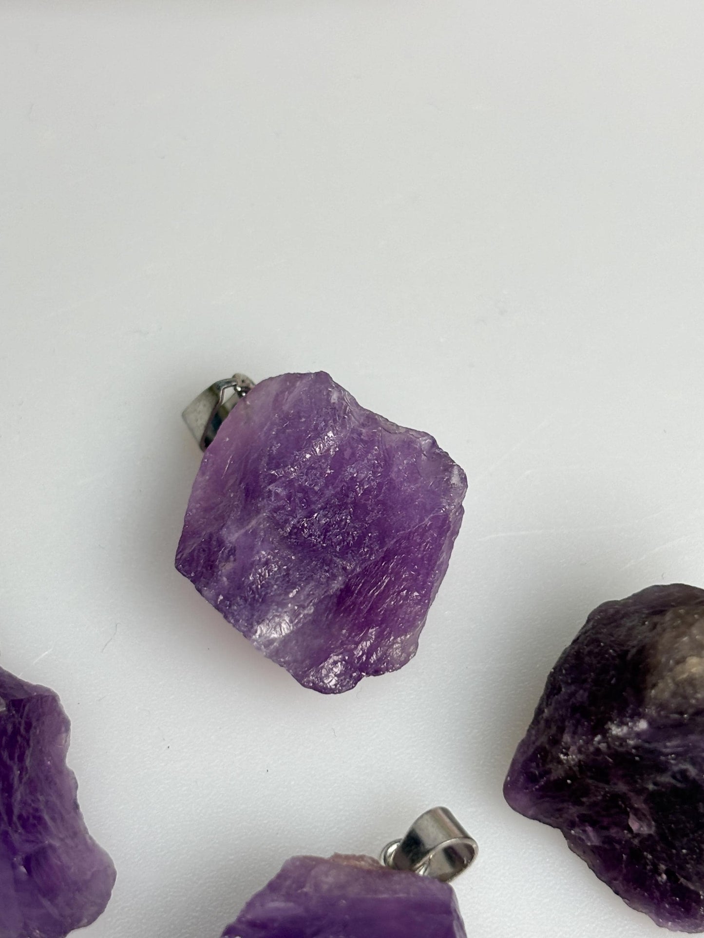 Amethyst Rohstein Anhänger ca. 2,2 cm Naturstein Kettenanhänger lila Edelstein Schmuck