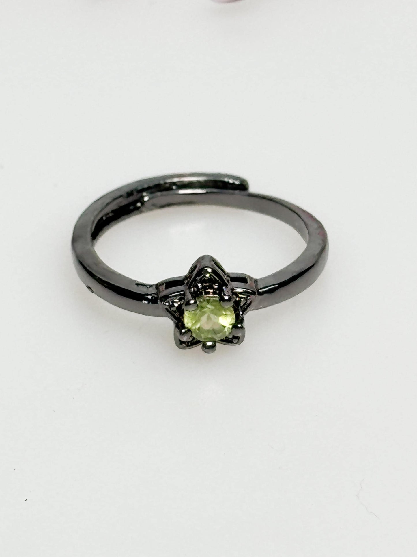 Edelstahlring dunkel Stern Design mit Peridot Stein größenverstellbar Ring grün Edelsteinring