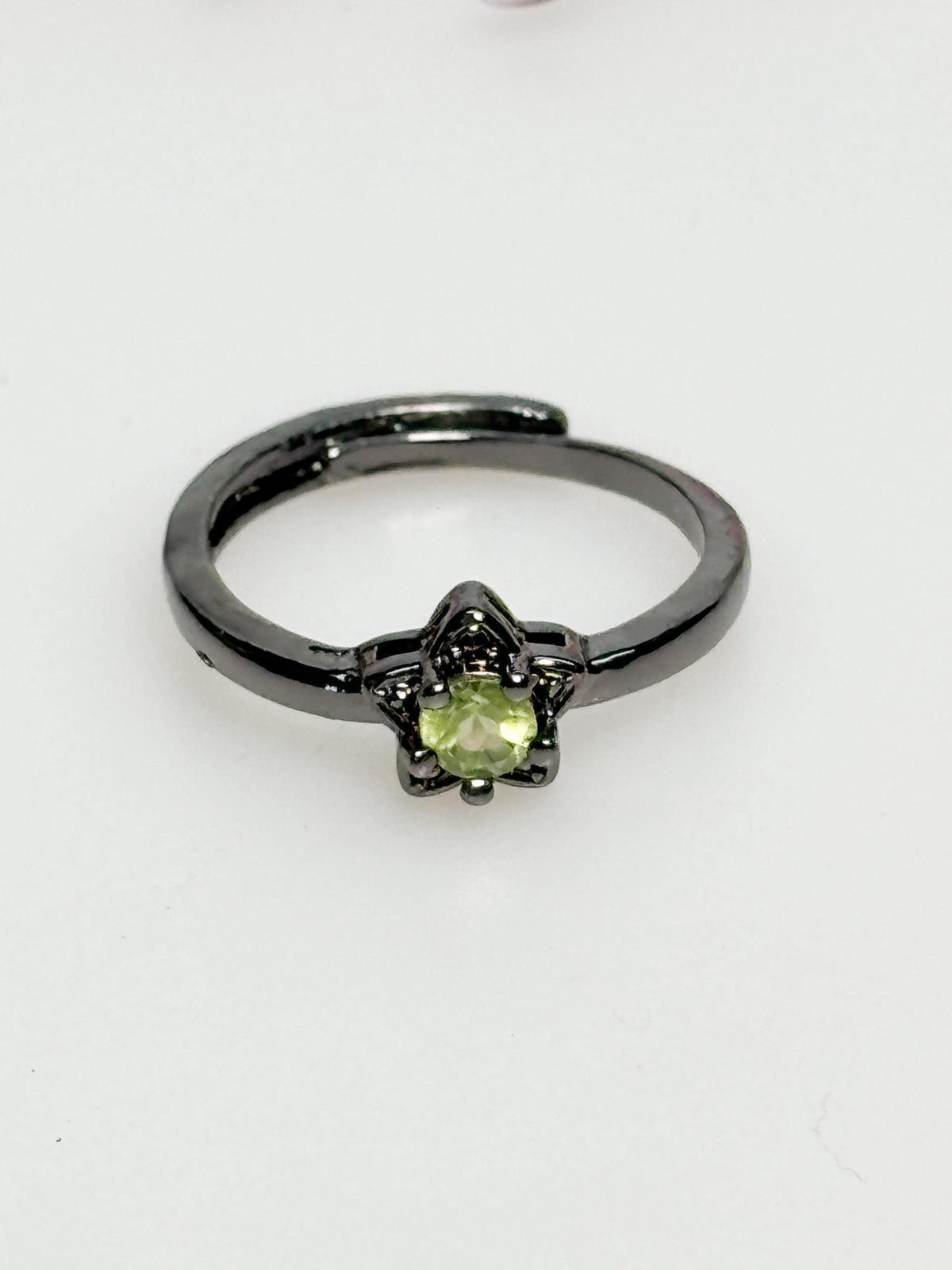 Edelstahlring dunkel Stern Design mit Peridot Stein größenverstellbar Ring grün Edelsteinring