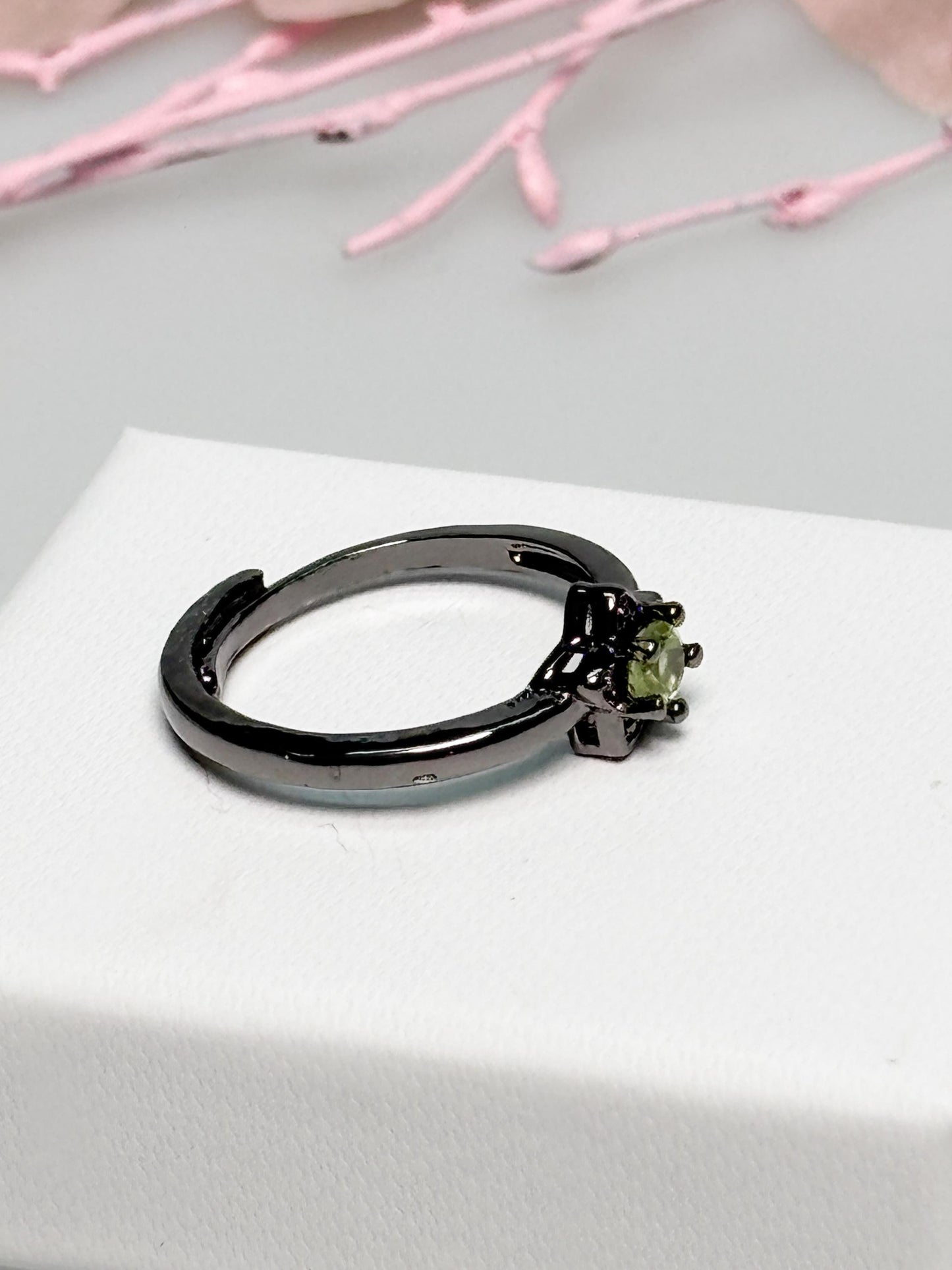 Edelstahlring dunkel Stern Design mit Peridot Stein größenverstellbar Ring grün Edelsteinring