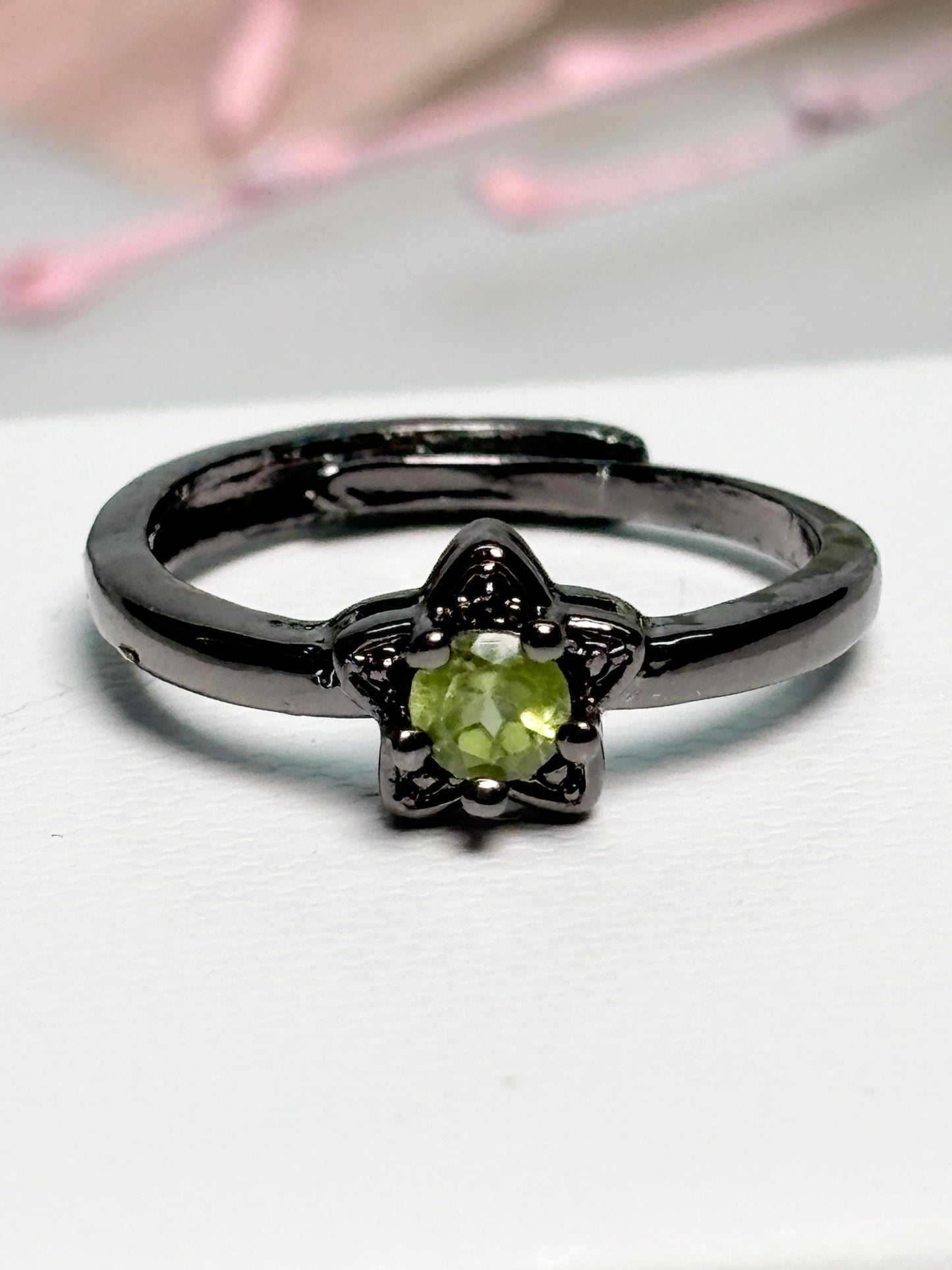 Edelstahlring dunkel Stern Design mit Peridot Stein größenverstellbar Ring grün Edelsteinring