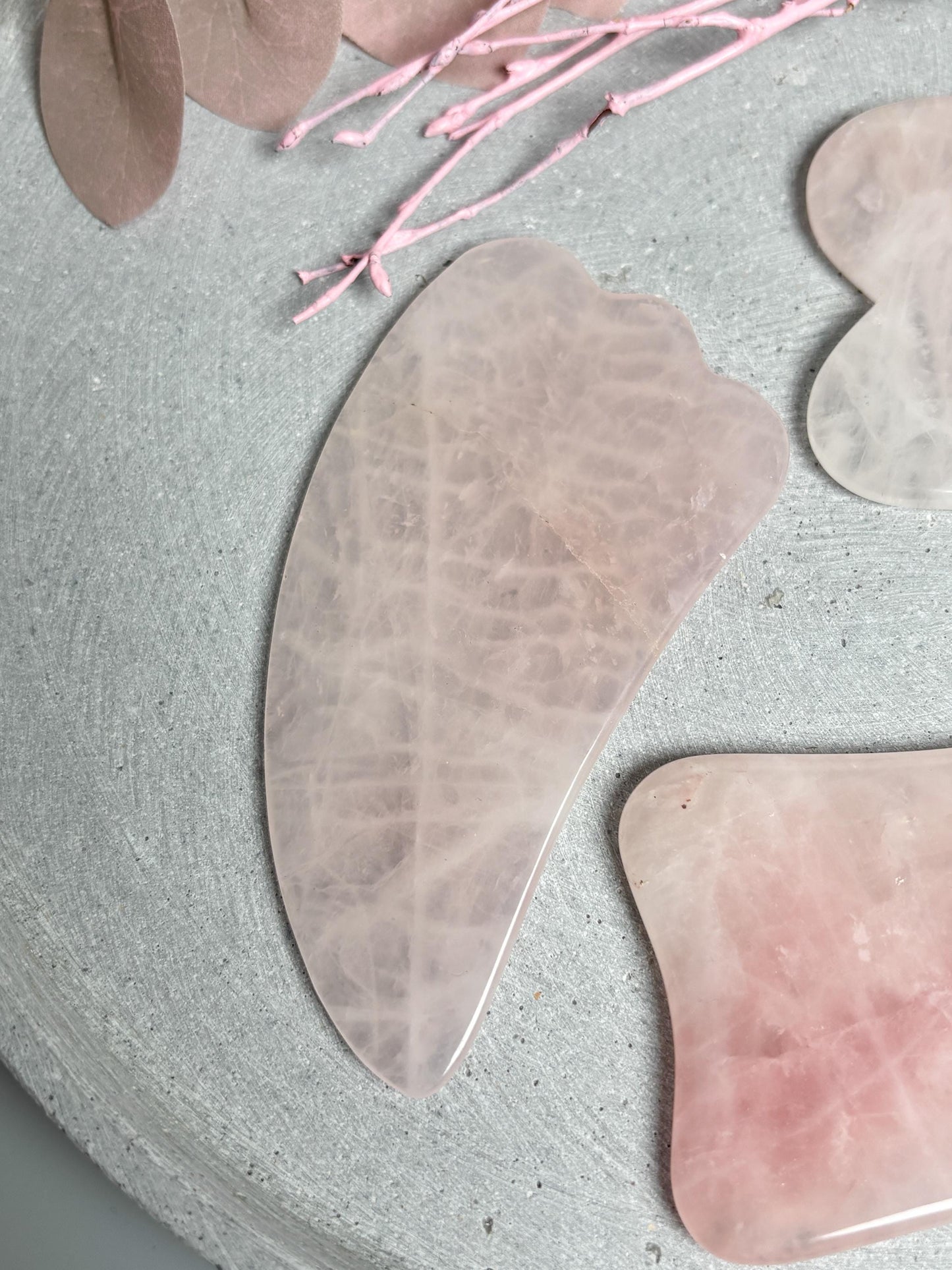 Rosenquarz Gua Sha verschiedene Formen Größen Gesichtsmassage Tool Naturstein rosa Hautpflege Massage Stein