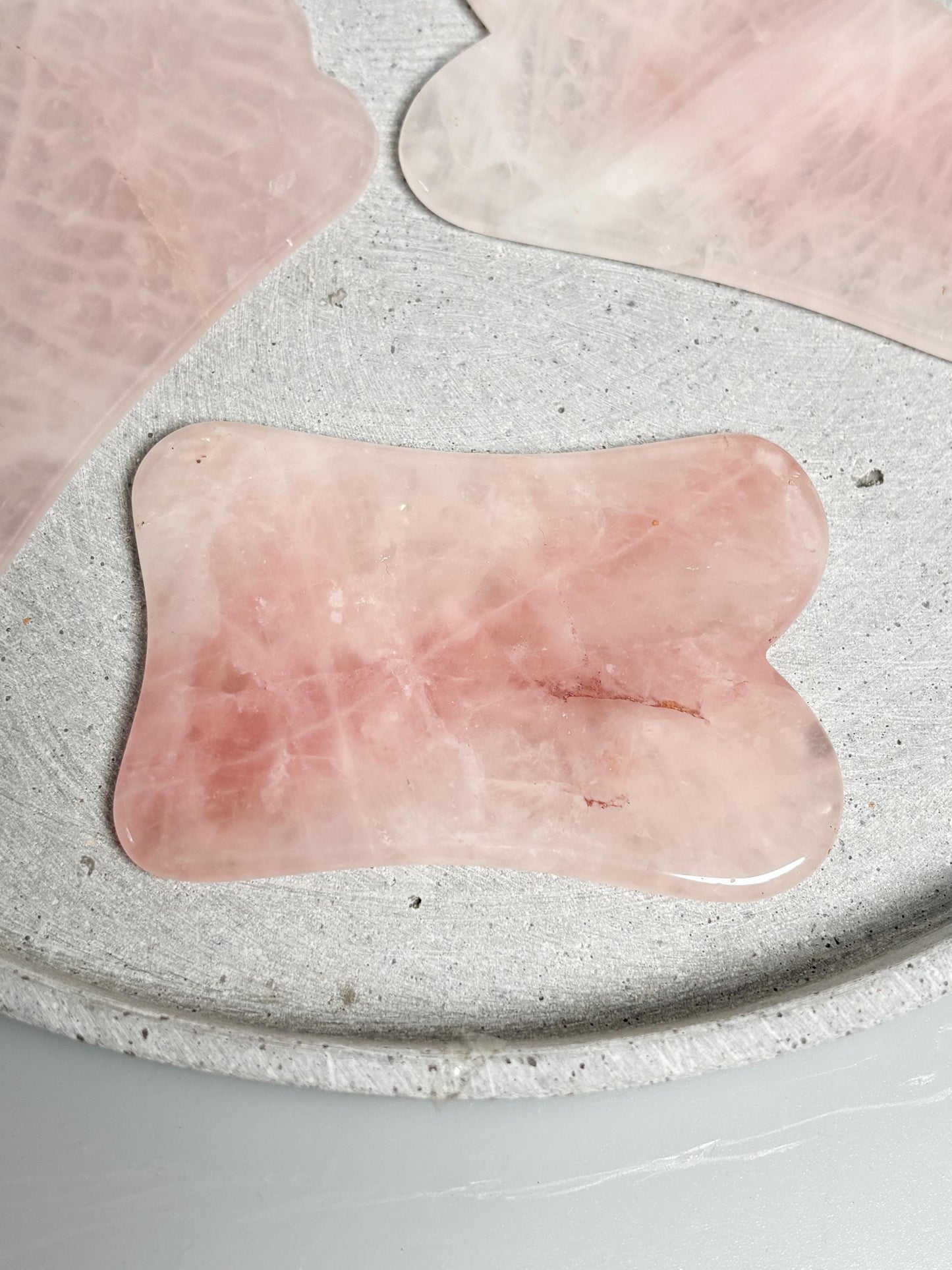 Rosenquarz Gua Sha verschiedene Formen Größen Gesichtsmassage Tool Naturstein rosa Hautpflege Massage Stein