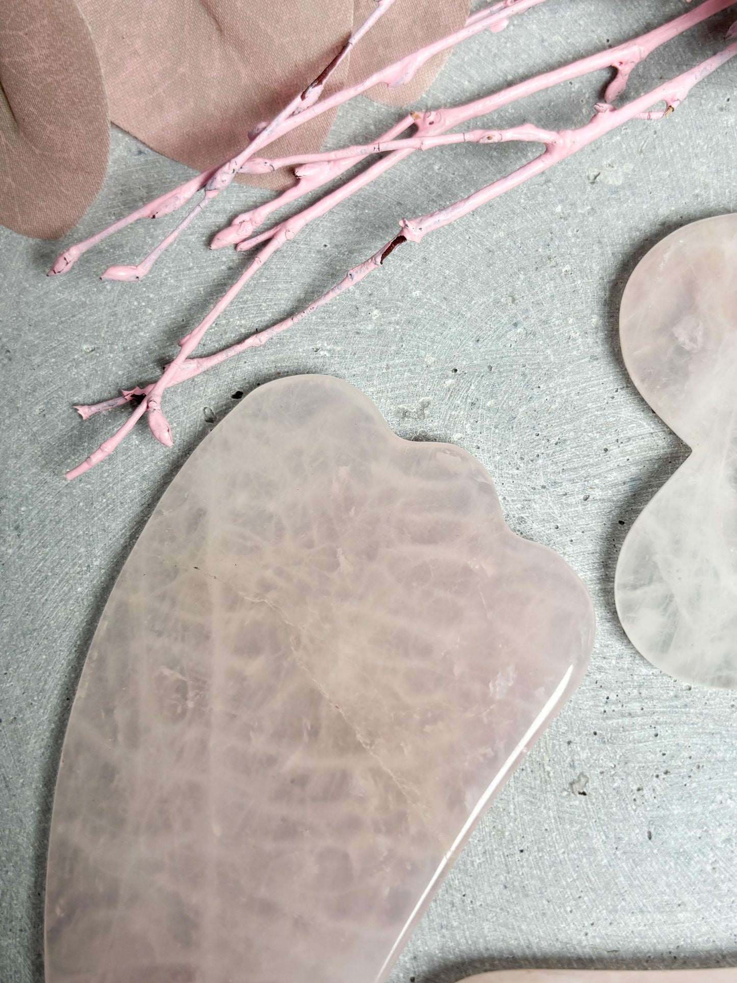 Rosenquarz Gua Sha verschiedene Formen Größen Gesichtsmassage Tool Naturstein rosa Hautpflege Massage Stein