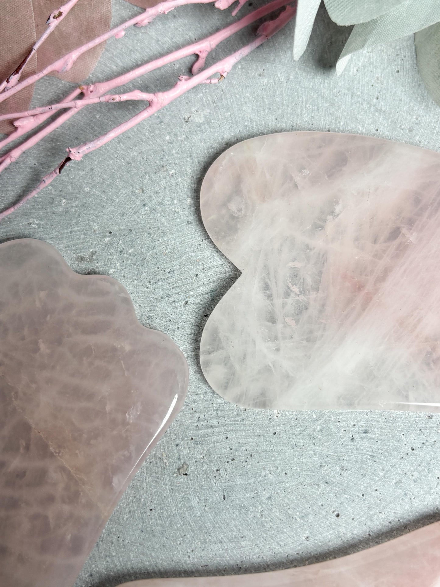 Rosenquarz Gua Sha verschiedene Formen Größen Gesichtsmassage Tool Naturstein rosa Hautpflege Massage Stein