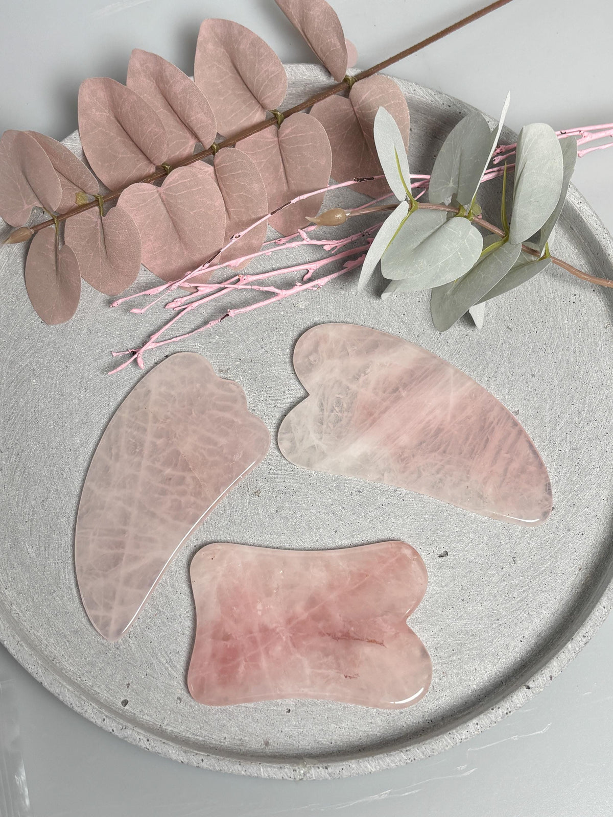 Rosenquarz Gua Sha verschiedene Formen Größen Gesichtsmassage Tool Naturstein rosa Hautpflege Massage Stein