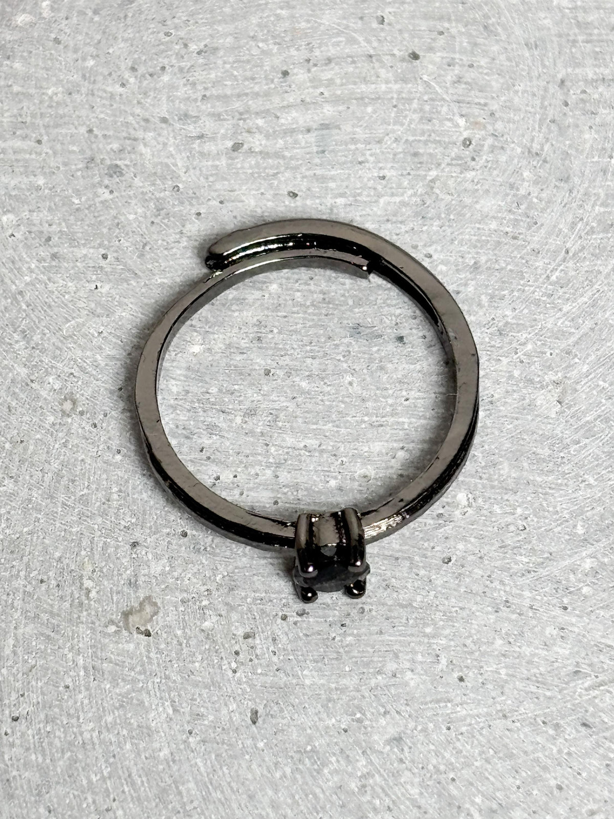 Schwarzer Edelstahlring mit Obsidian 4mm größenverstellbar minimalistischer Ring schwarzer Stein Edelstahlschmuck