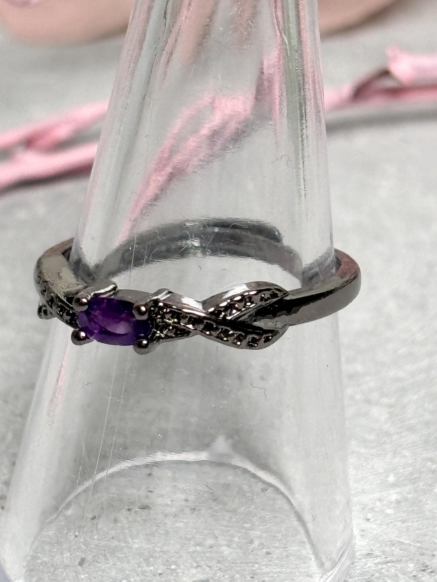 Schwarzer Edelstahlring mit Amethyst 3,5mm größenverstellbar minimalistischer Ring violetter Edelsteinring