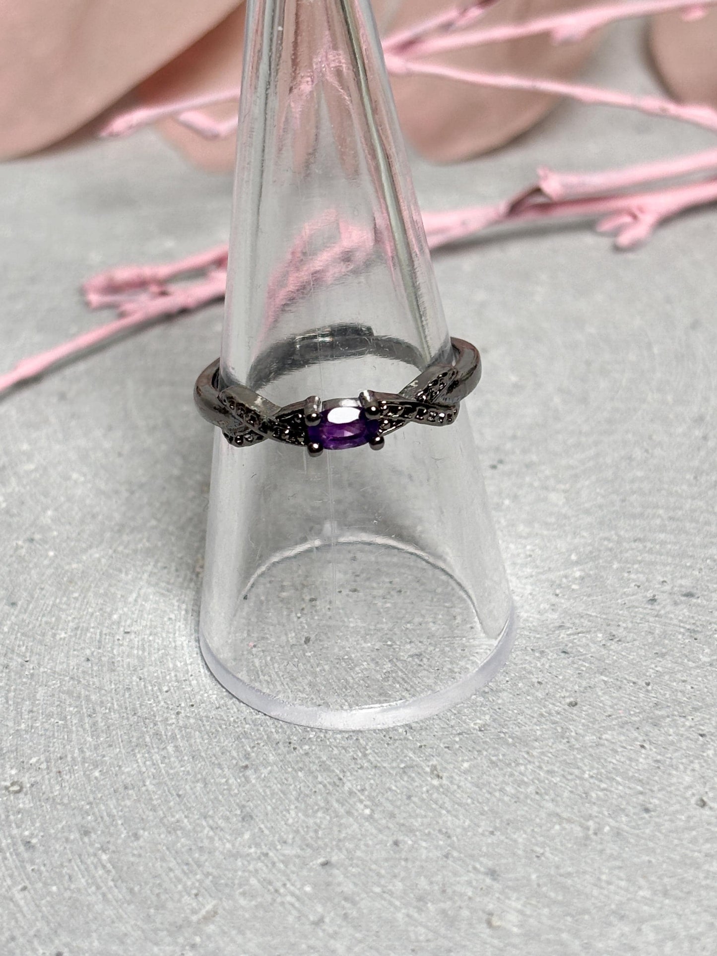 Schwarzer Edelstahlring mit Amethyst 3,5mm größenverstellbar minimalistischer Ring violetter Edelsteinring