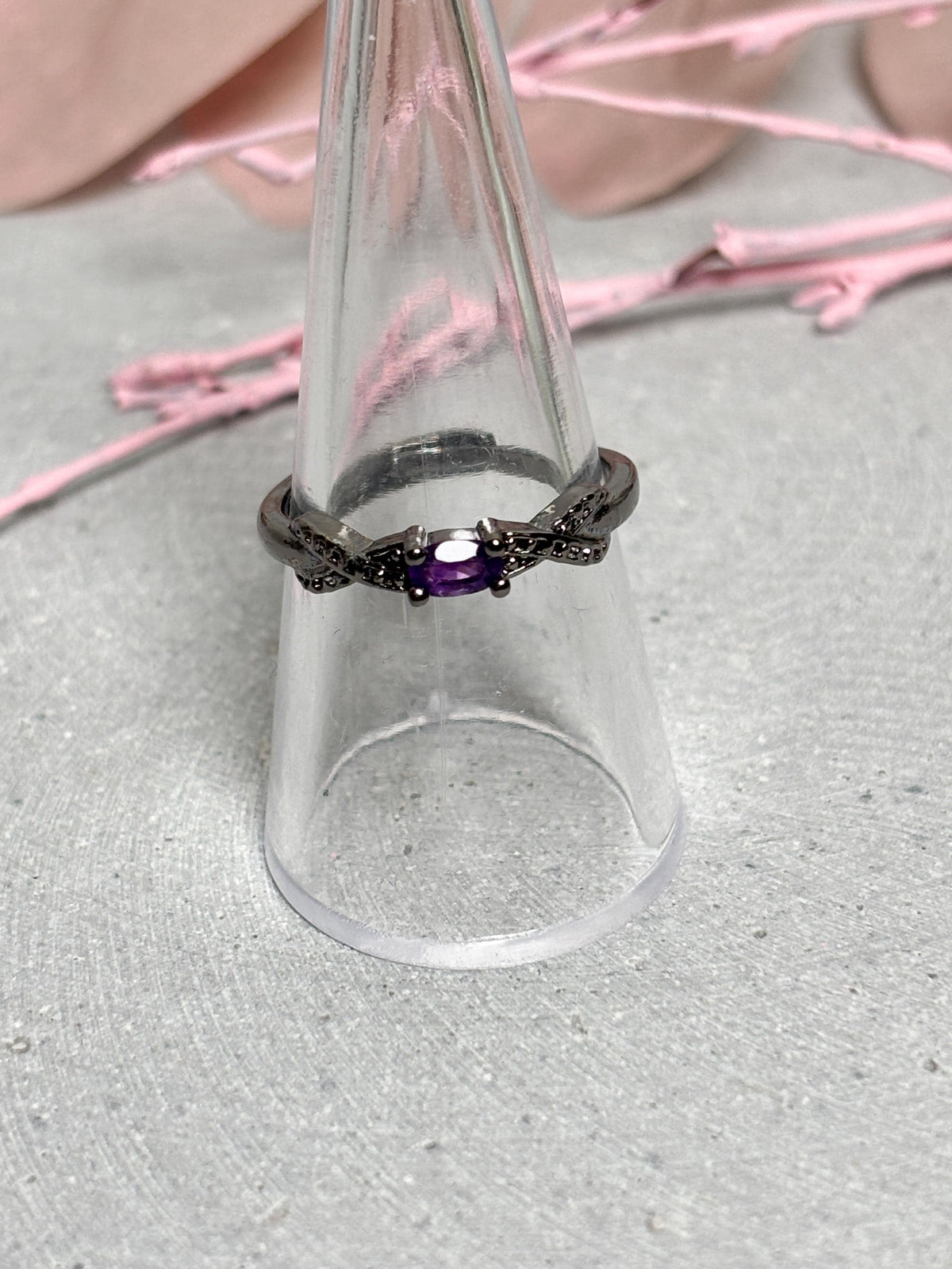 Schwarzer Edelstahlring mit Amethyst 3,5mm größenverstellbar minimalistischer Ring violetter Edelsteinring