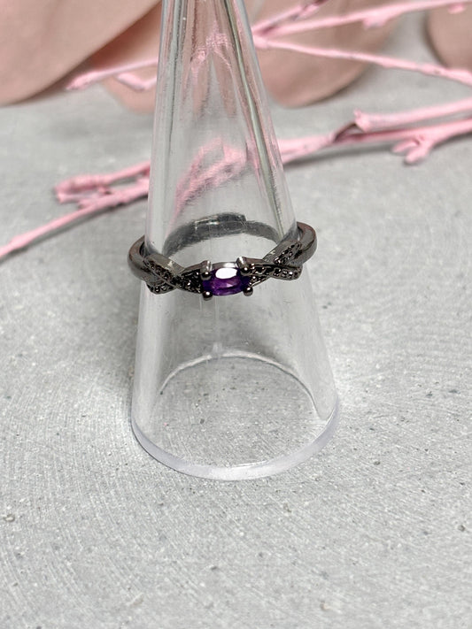 Schwarzer Edelstahlring mit Amethyst 3,5mm größenverstellbar minimalistischer Ring violetter Edelsteinring