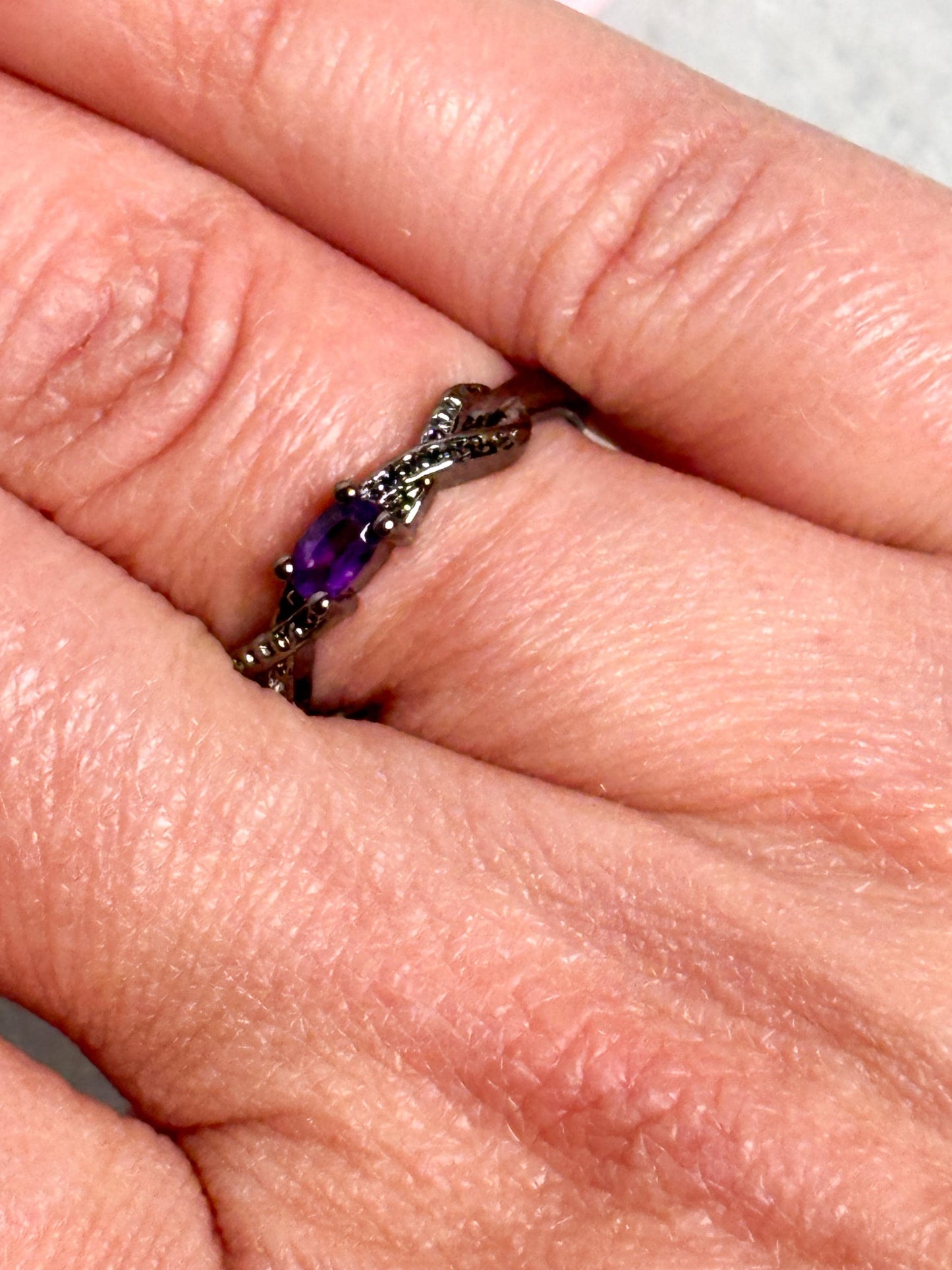 Schwarzer Edelstahlring mit Amethyst 3,5mm größenverstellbar minimalistischer Ring violetter Edelsteinring