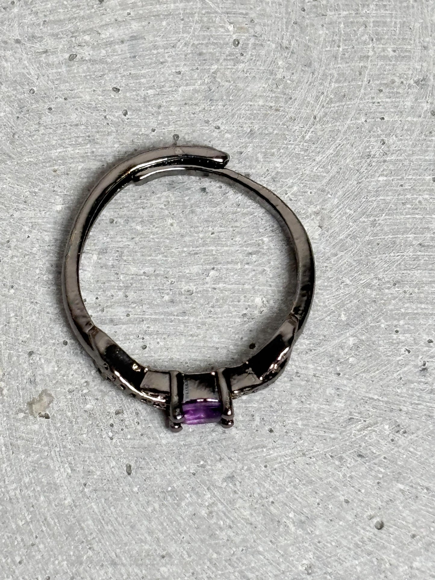 Schwarzer Edelstahlring mit Amethyst 3,5mm größenverstellbar minimalistischer Ring violetter Edelsteinring