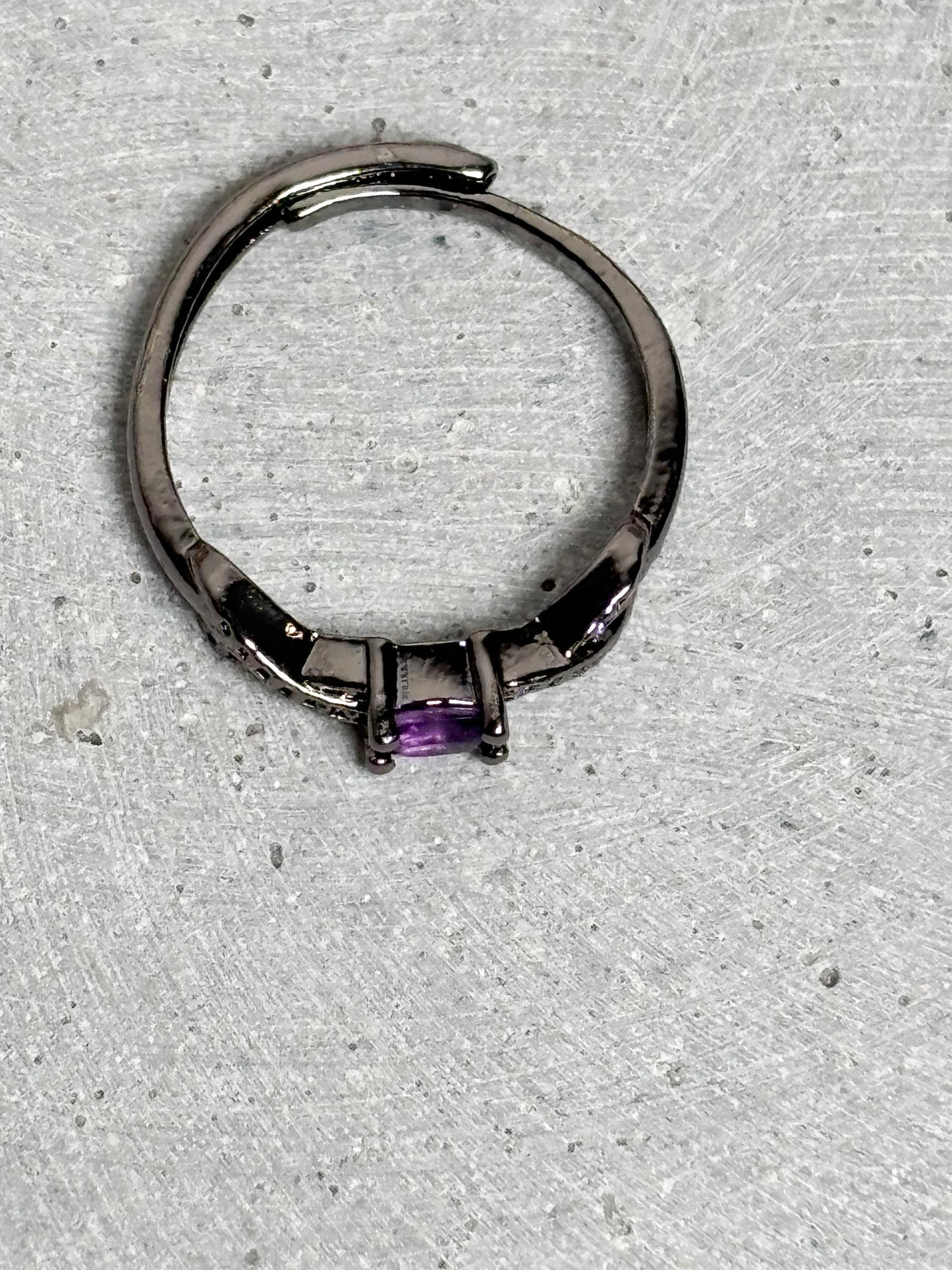 Schwarzer Edelstahlring mit Amethyst 3,5mm größenverstellbar minimalistischer Ring violetter Edelsteinring